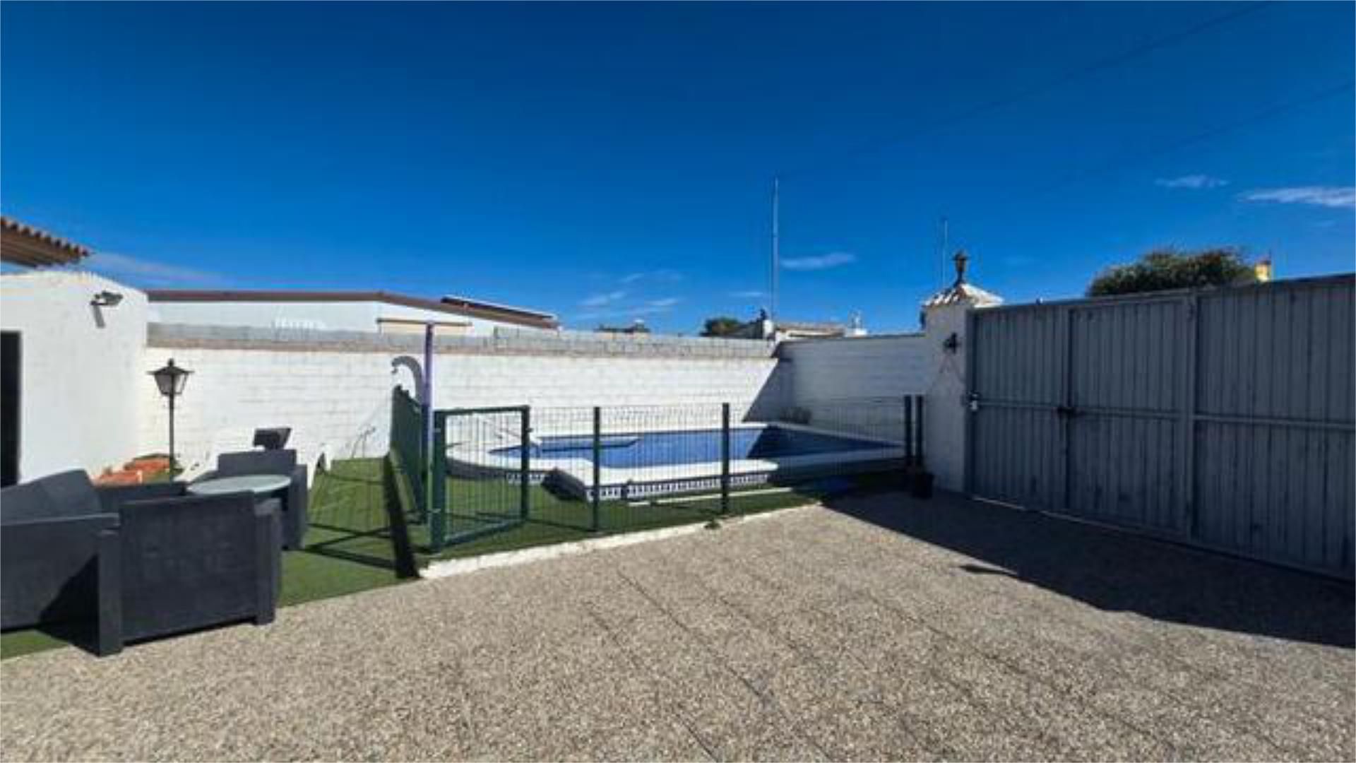 Piscina de Casa adosada en venda en Chiclana de la Frontera amb Jardí privat i Piscina