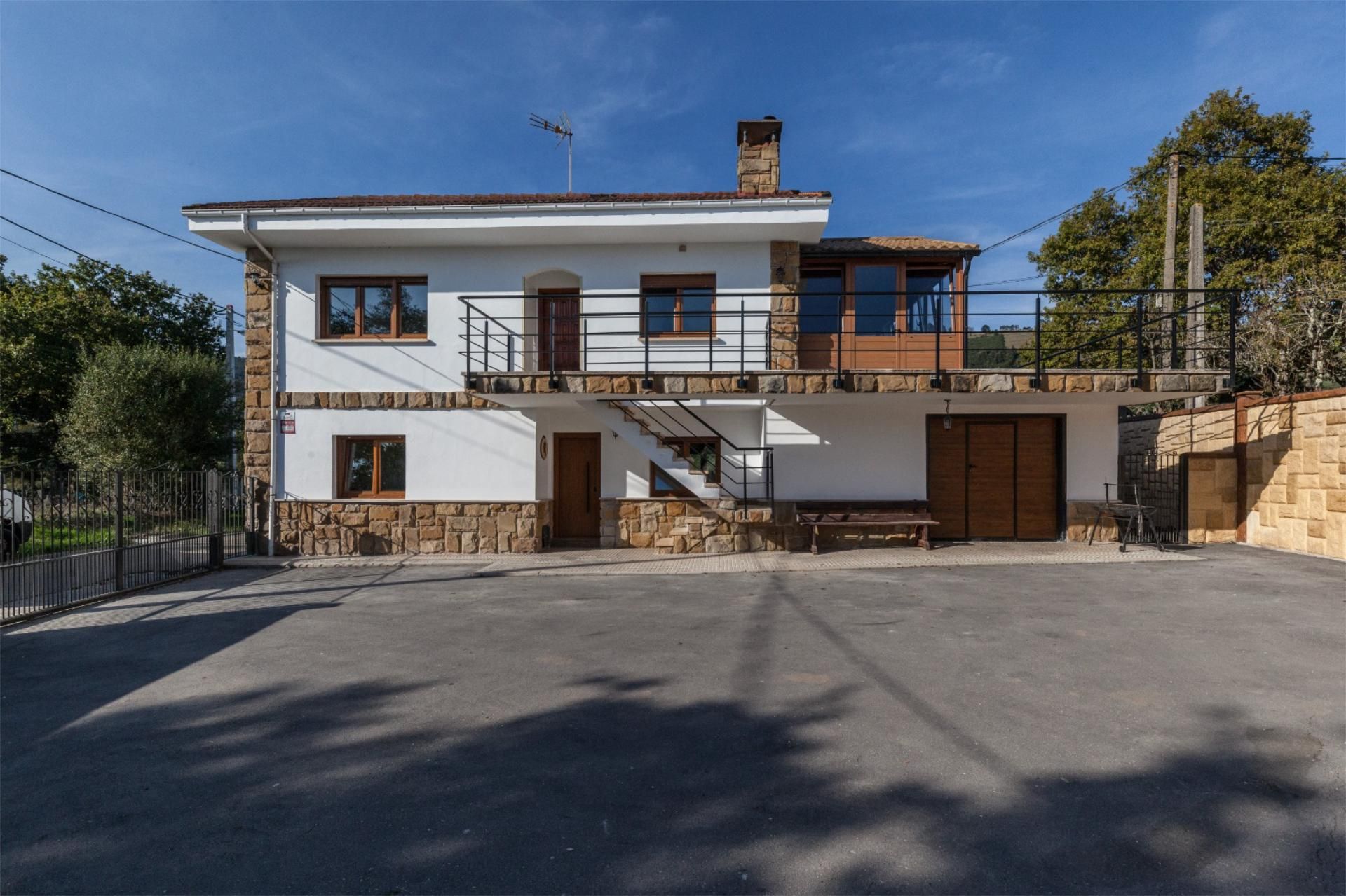 Casa o xalet en venda a Camín de Moral, 23, Sariego Vista exterior de Casa o xalet en venda en Sariego amb Terrassa i Piscina