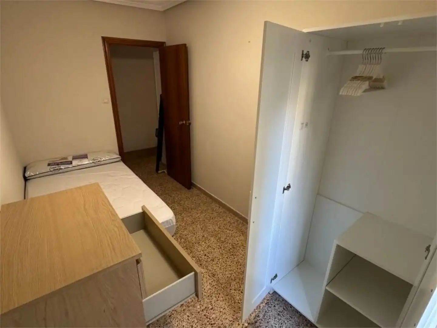 Room in Carrer Sant Antoni, 93, La Constitución - Canaleta Bedroom of Flat for share in Mislata with Furnished and Balcony