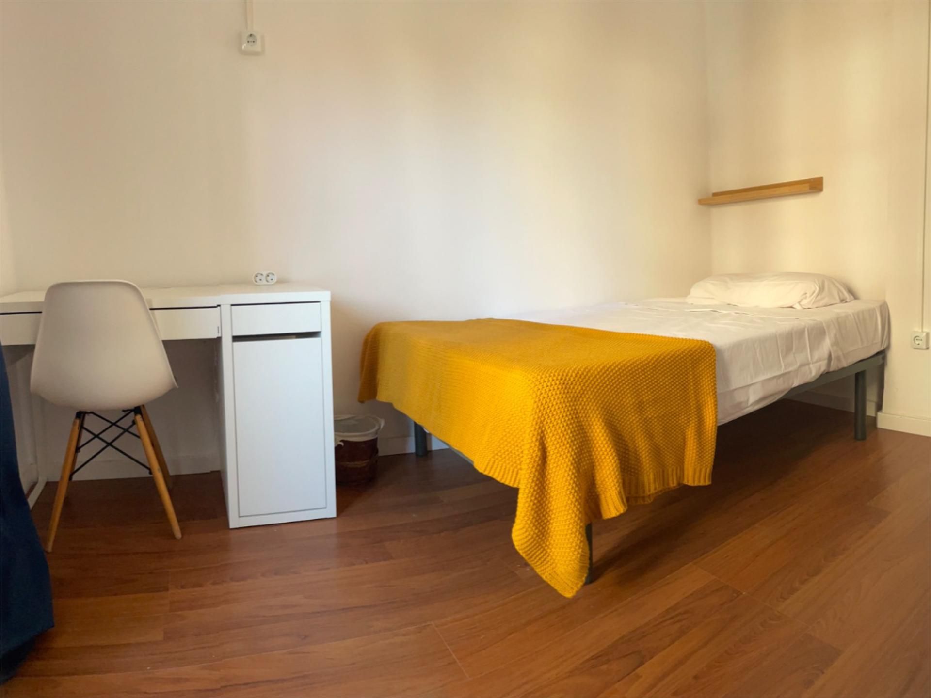 Dormitori de Pis per a compartir en  Valencia Capital amb Moblat i Balcó