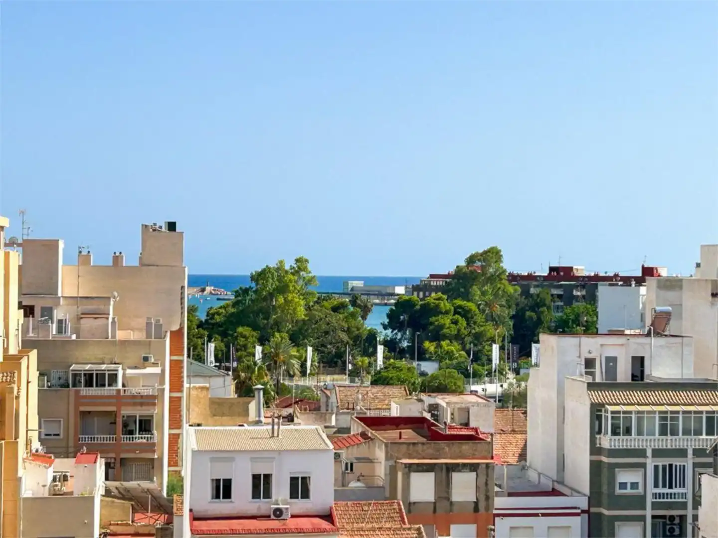 Ático en venta en Avenida Diego Ramírez Pastor, 15, Avenida Habaneras - Curva de Palangre Vista exterior de Ático en venta en Torrevieja con Aire acondicionado, Terraza y Balcón