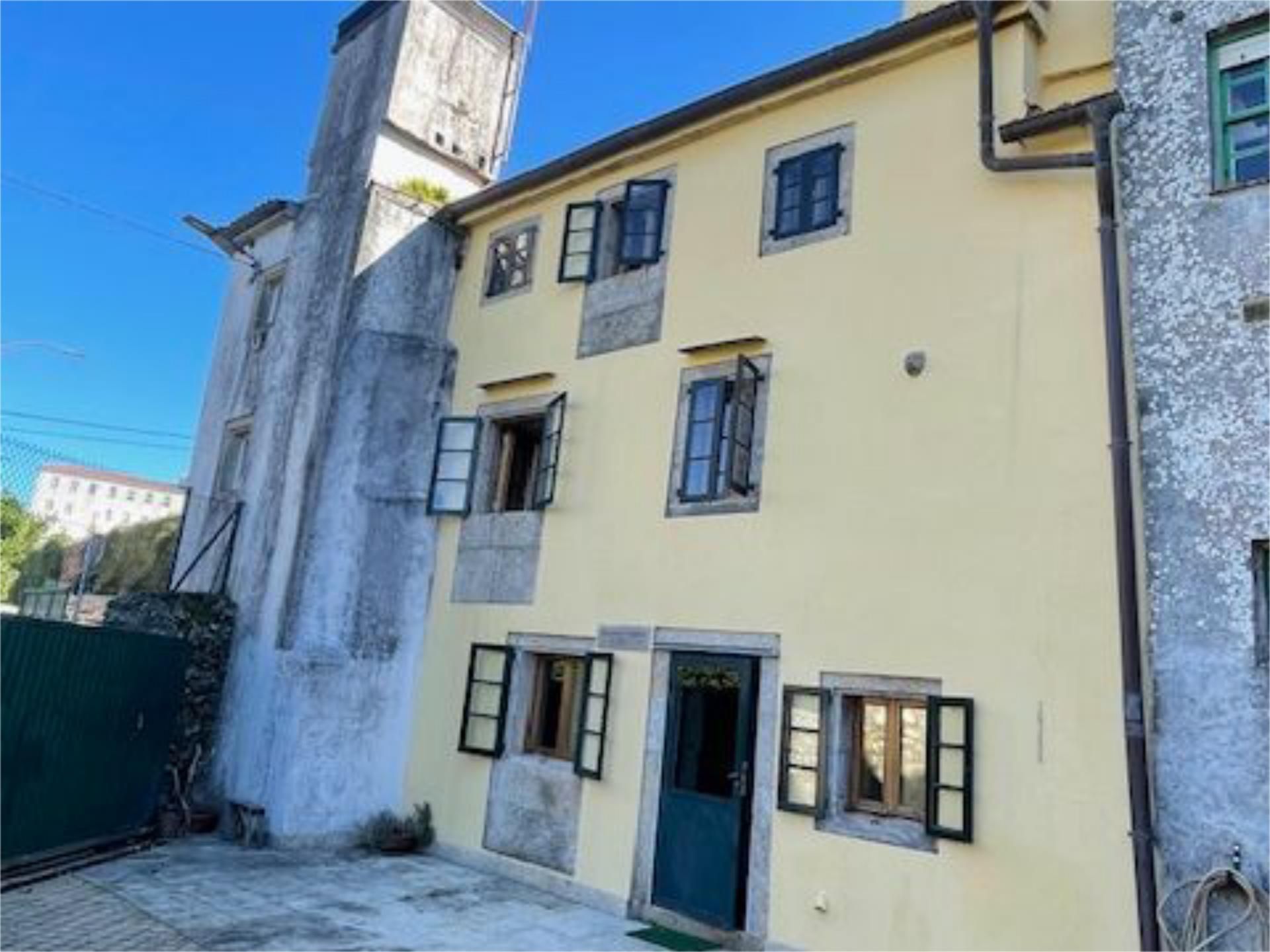 Vista exterior de Casa o xalet de lloguer en Santiago de Compostela  amb Calefacció, Jardí privat i Parquet