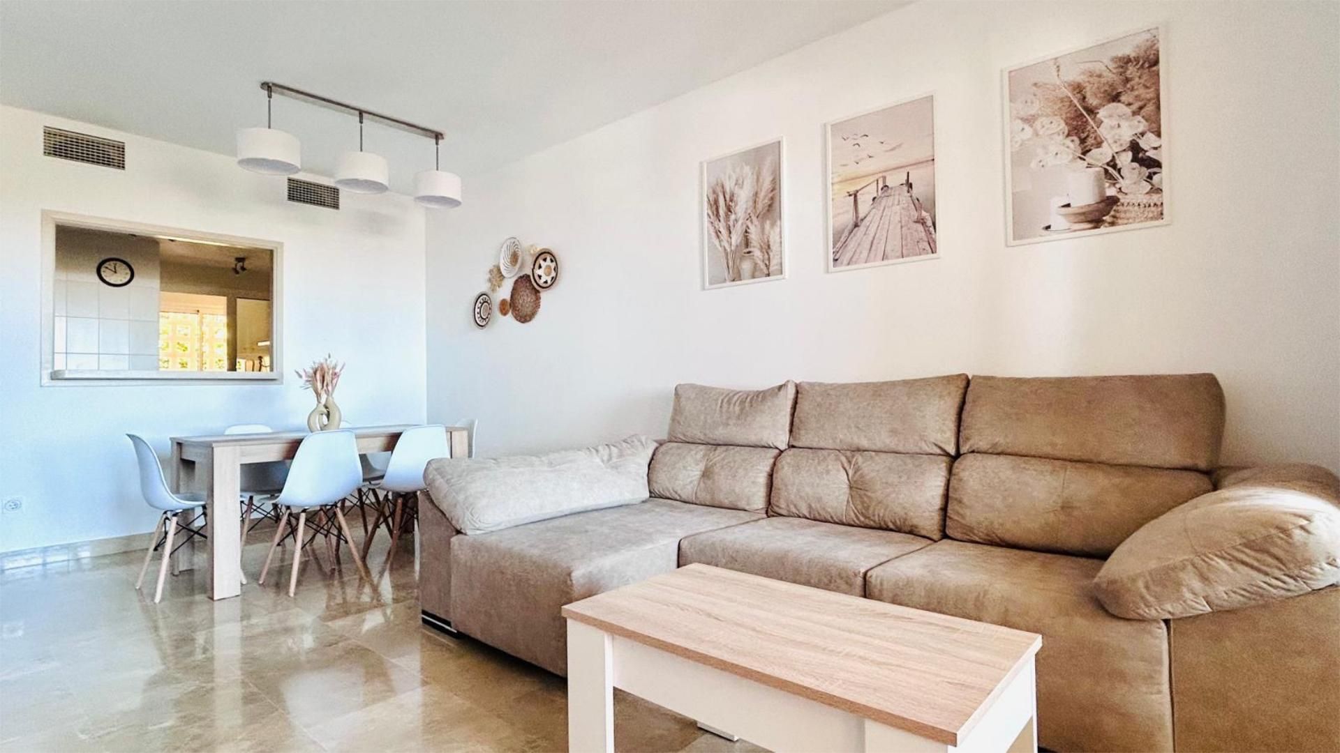 Sala d'estar de Pis en venda en Manilva amb Aire condicionat, Terrassa i Piscina