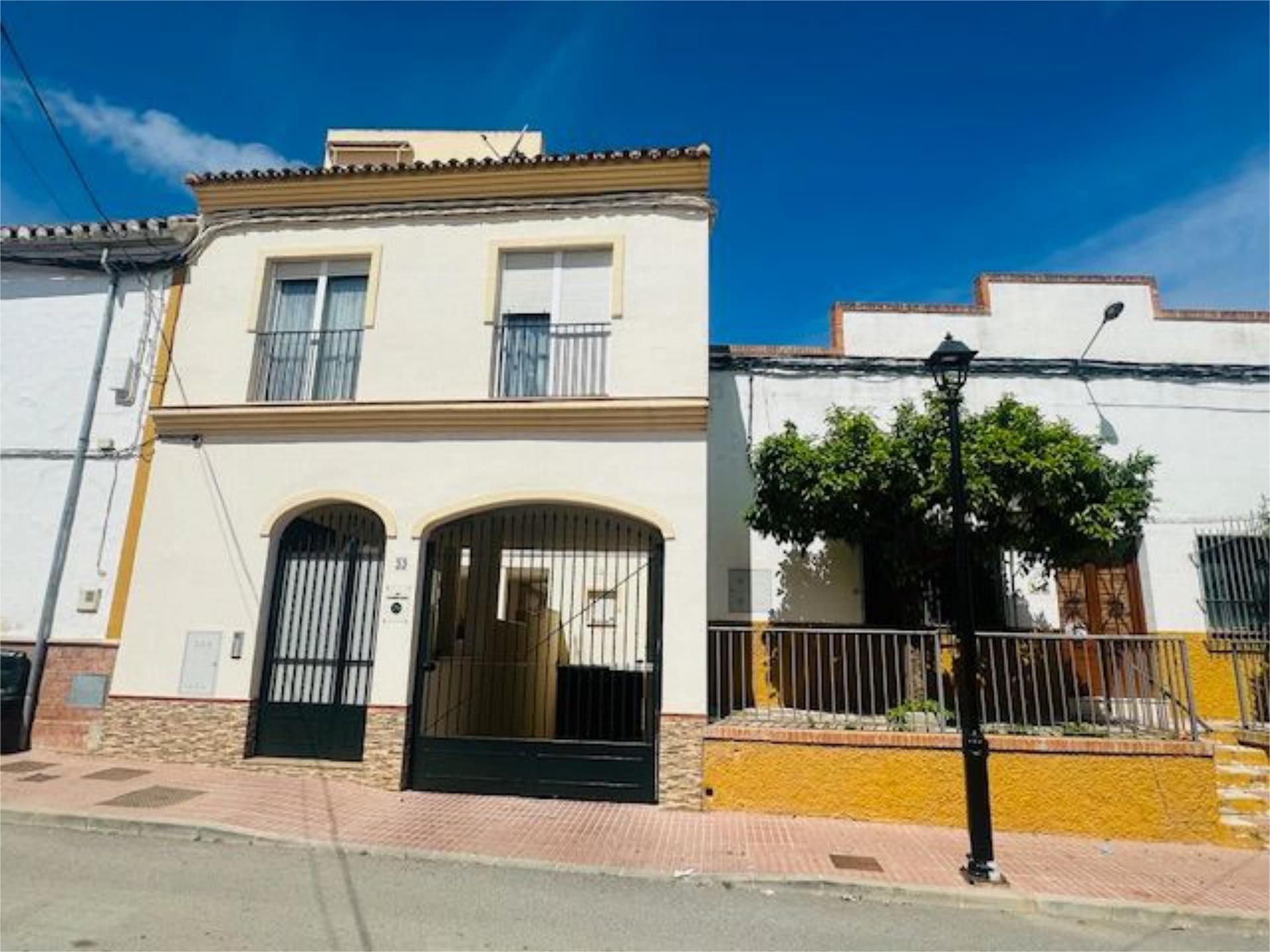 Exterior view of Single-family semi-detached for sale in Fuente de Piedra  with Terrace, Storage room and Swimming Pool
