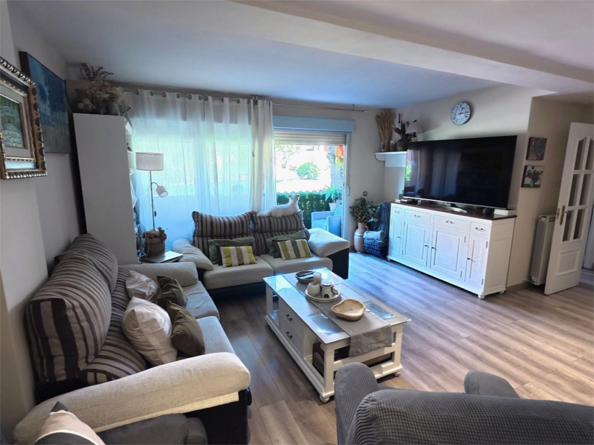Living room of Flat for sale in Pozuelo de Alarcón  with Terrace and Swimming Pool