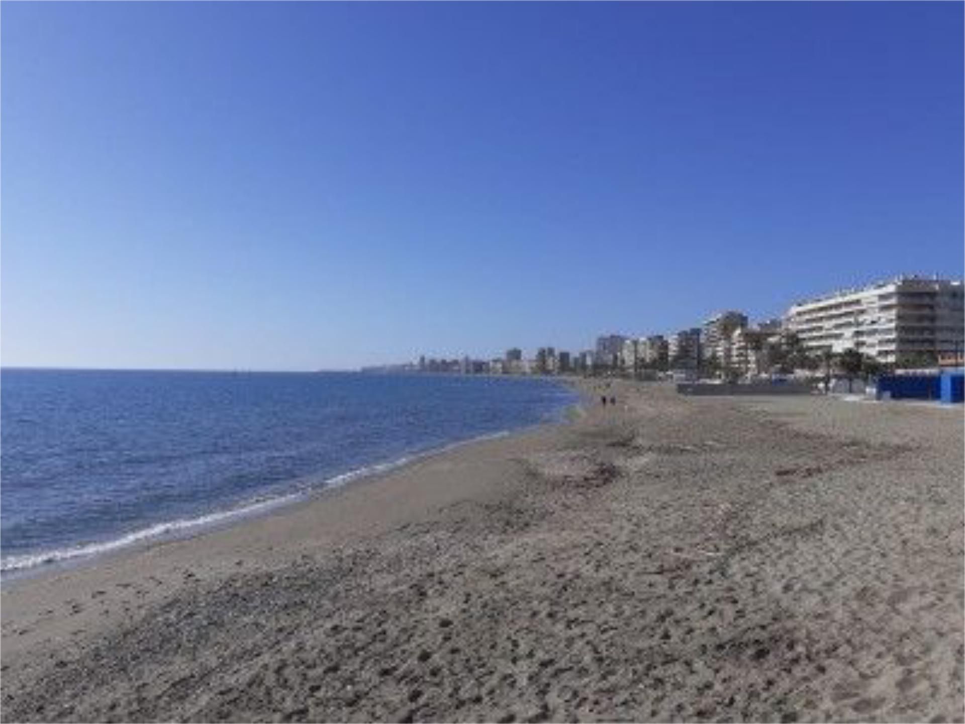 Vista exterior de Pis en venda en Fuengirola amb Aire condicionat, Terrassa i Piscina