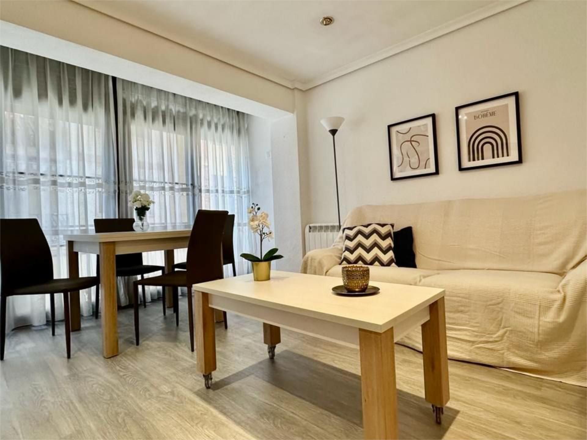 Apartamento de alquiler en Carrer de Sogorb, 12, Plaza Donoso Cortés - Avenida Magdalena Sala de estar de Apartamento de alquiler en Castellón de la Plana / Castelló de la Plana con Aire acondicionado, Calefacción y Parquet