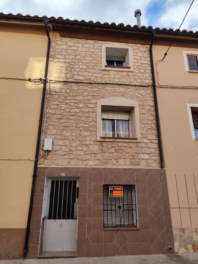 Pis en venda a Calle la Fuente, 37, Muniesa Vista exterior de Pis en venda en Muniesa amb Terrassa, Traster i Moblat