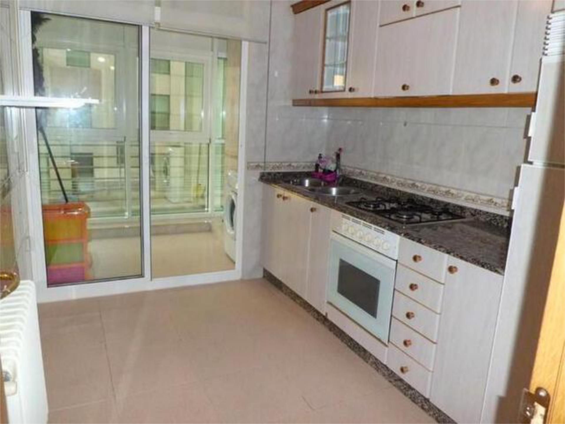 Cuina de Apartament de lloguer en Santiago de Compostela  amb Traster i Moblat