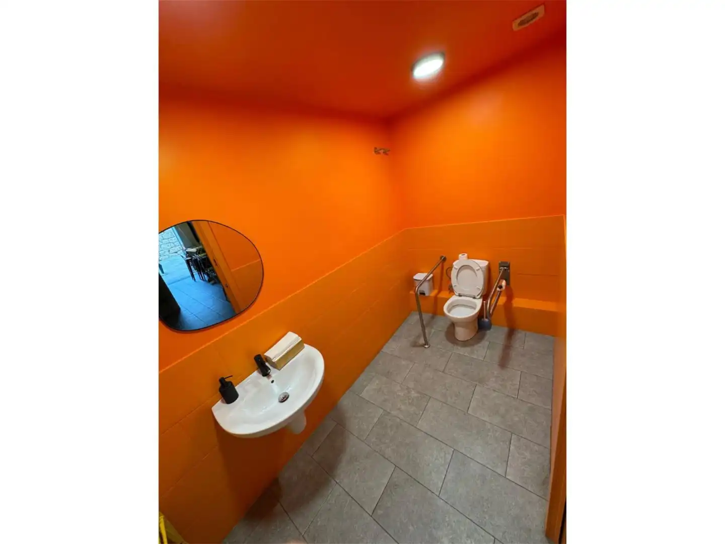 Baño de Local en traspaso en Sant Cugat del Vallès con Aire acondicionado, Calefacción y Amueblado
