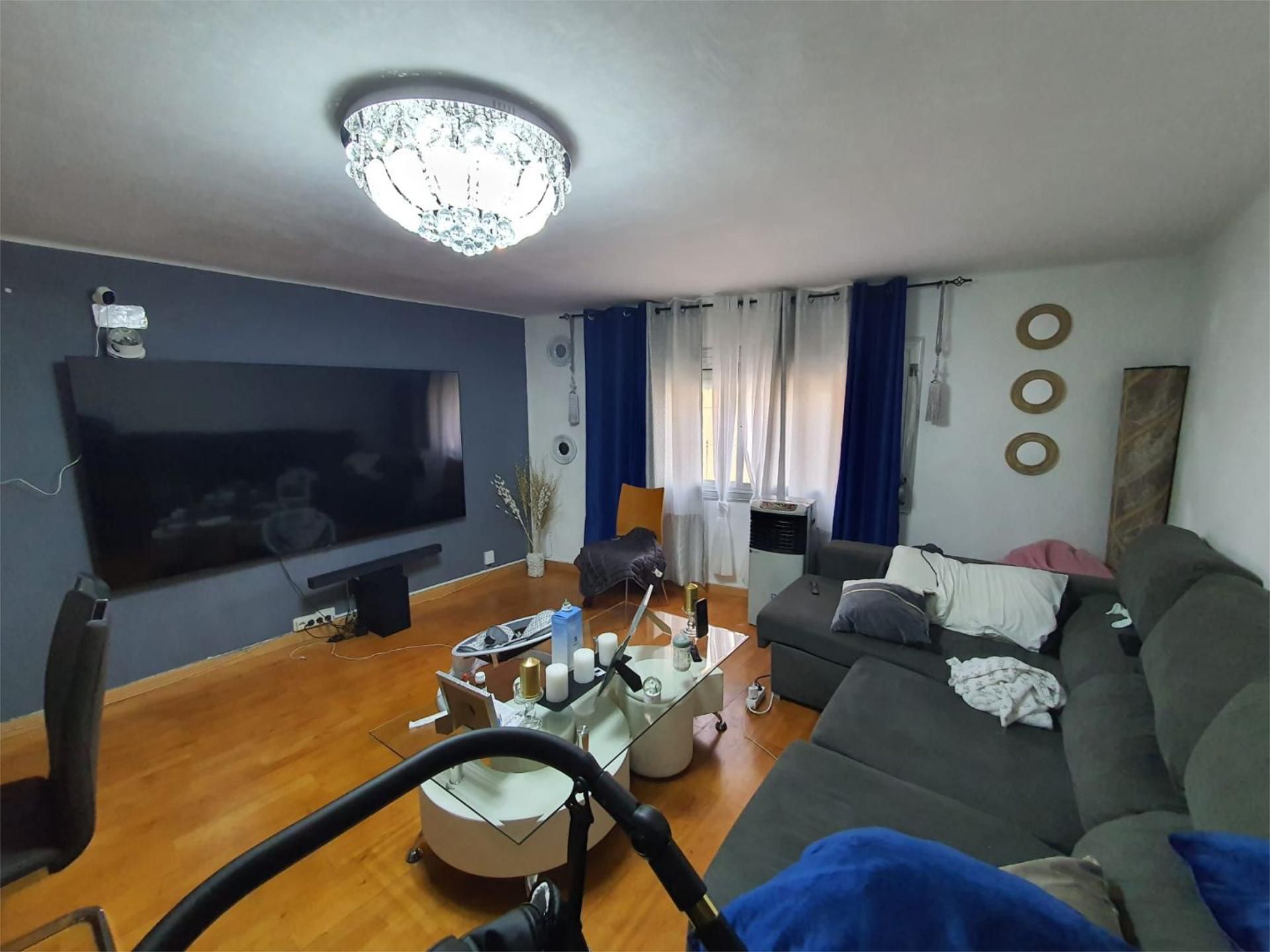 Premises for sale in Carrer dels Pins, 31, Les Planes Living room of Premises for sale in L'Hospitalet de Llobregat  with Parquet flooring and Furnished