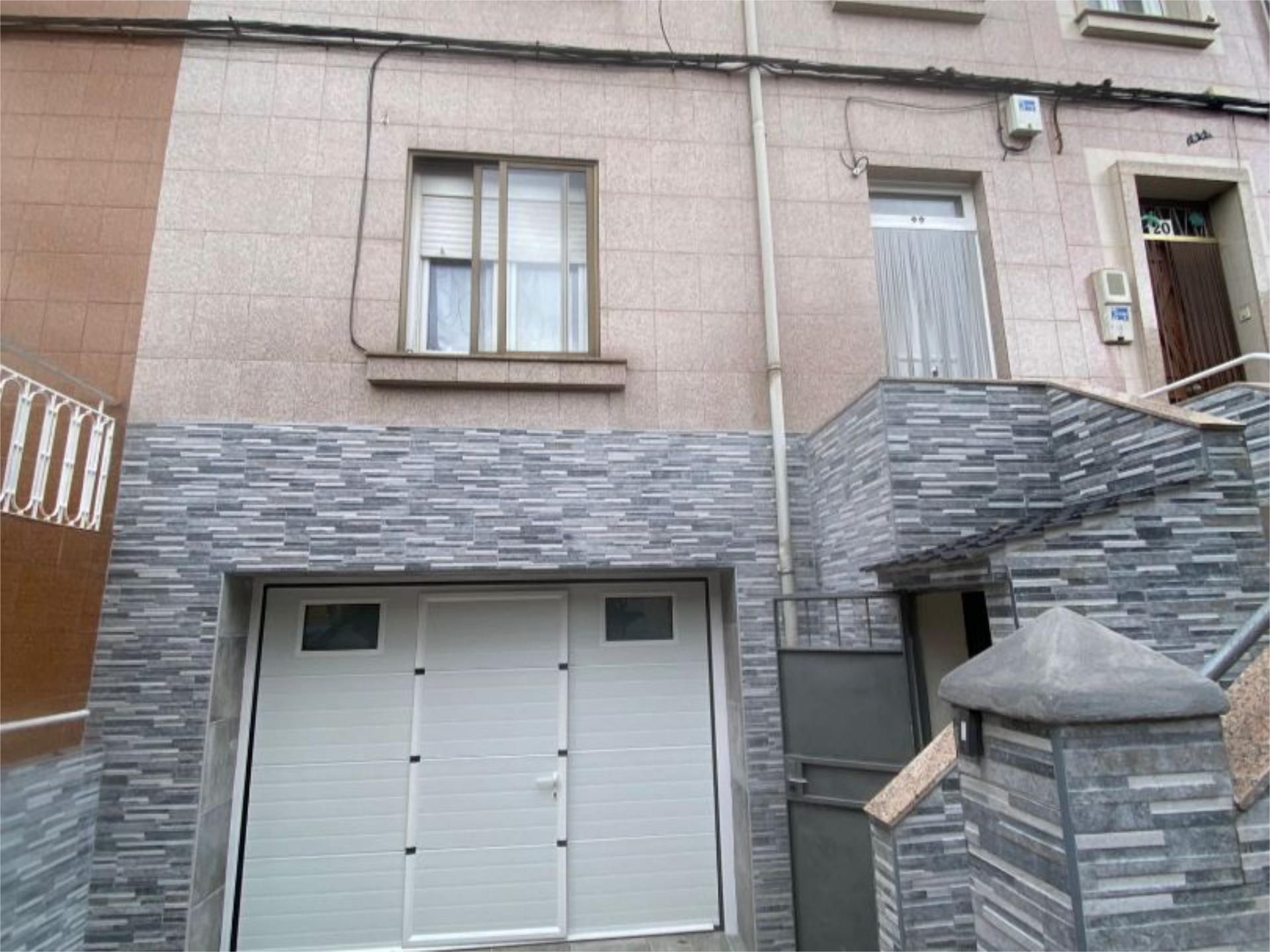Vista exterior de Casa adosada en venda en León Capital  amb Terrassa