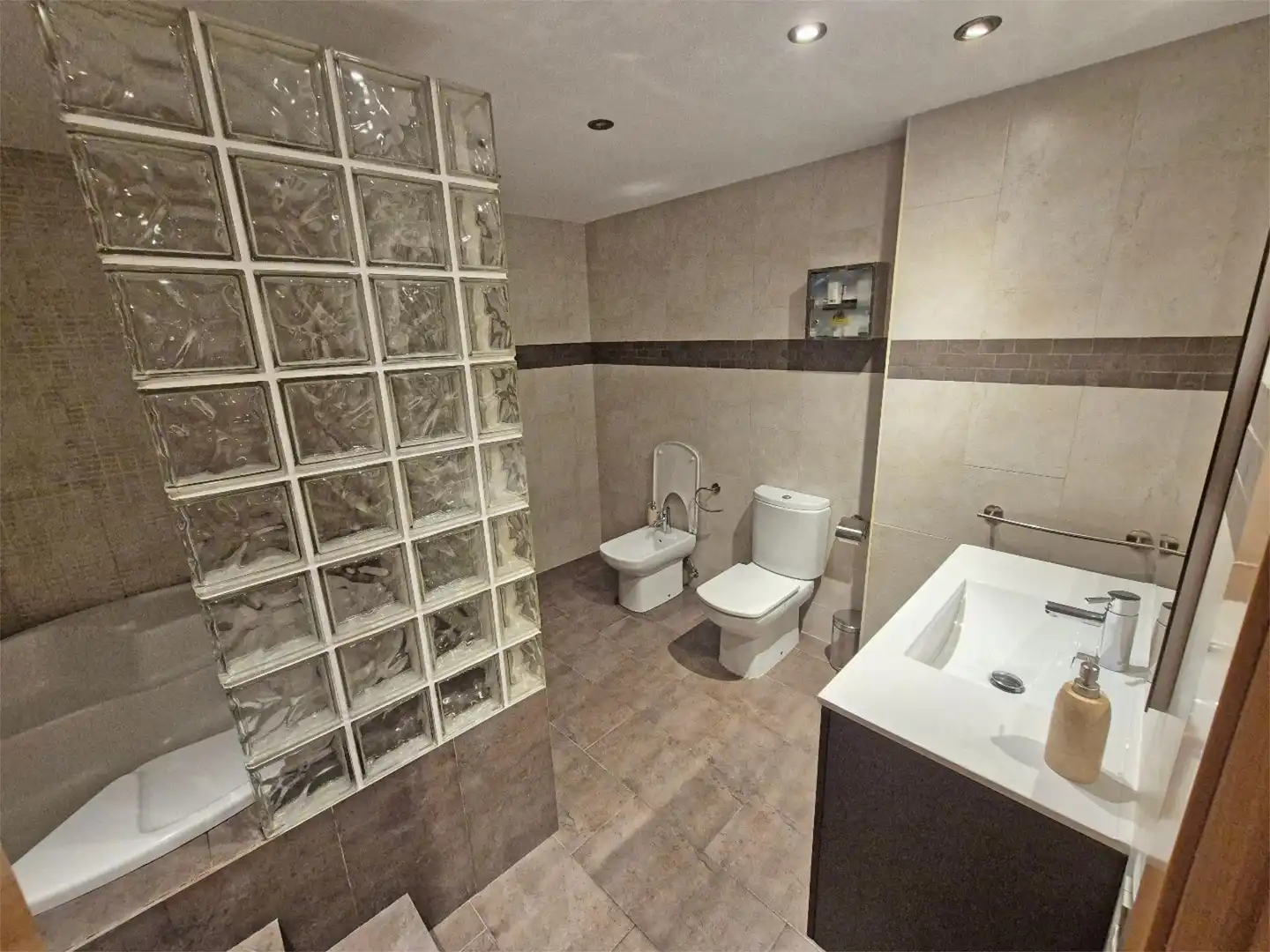 Maisonette zum Verkauf in Carrer de Montserrat, 13, Sant Crist Badezimmer von Maisonette zum Verkauf in Badalona mit Klimaanlage