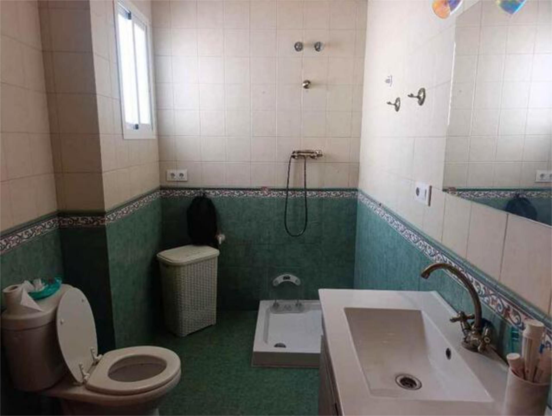 Bany de Casa o xalet en venda en Paterna del Campo amb Calefacció, Terrassa i Traster