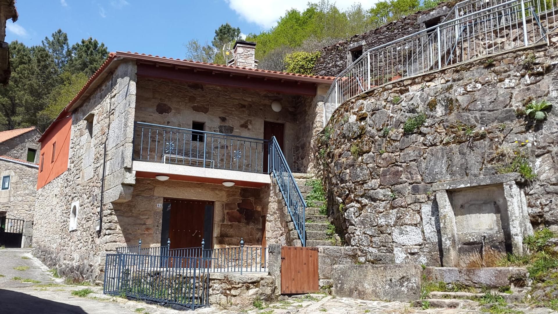 Vista exterior de Casa o xalet de lloguer en Cerdedo amb Calefacció, Parquet i Moblat