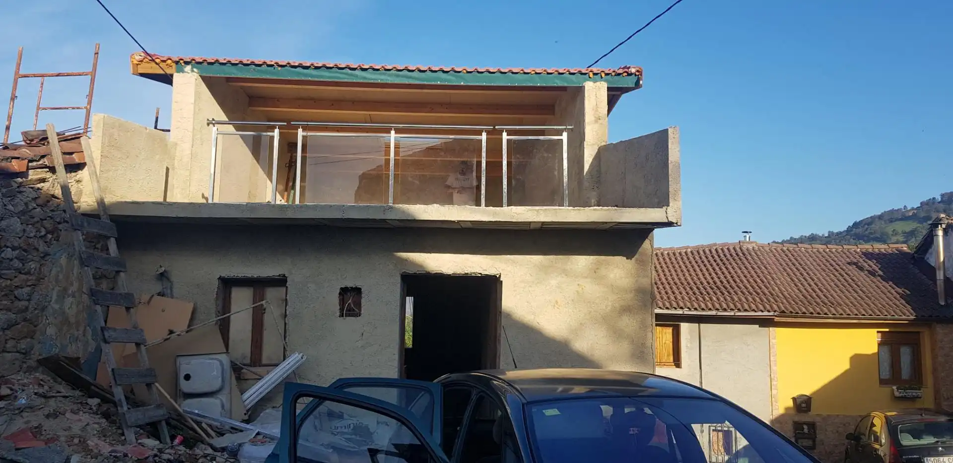Vista exterior de Casa adosada en venda en Langreo amb Jardí privat i Balcó