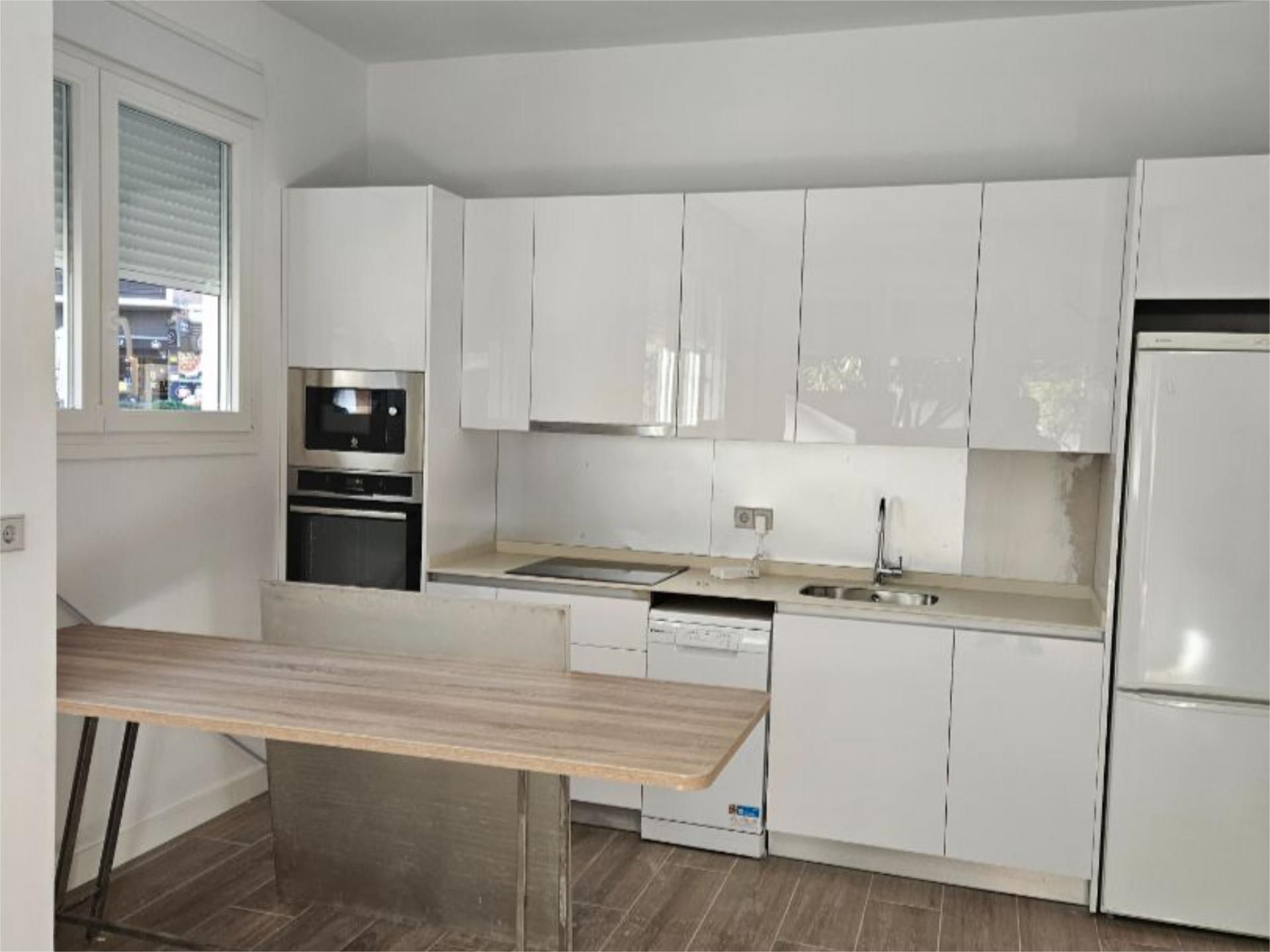 Cuina de Apartament de lloguer en  Madrid Capital amb Aire condicionat