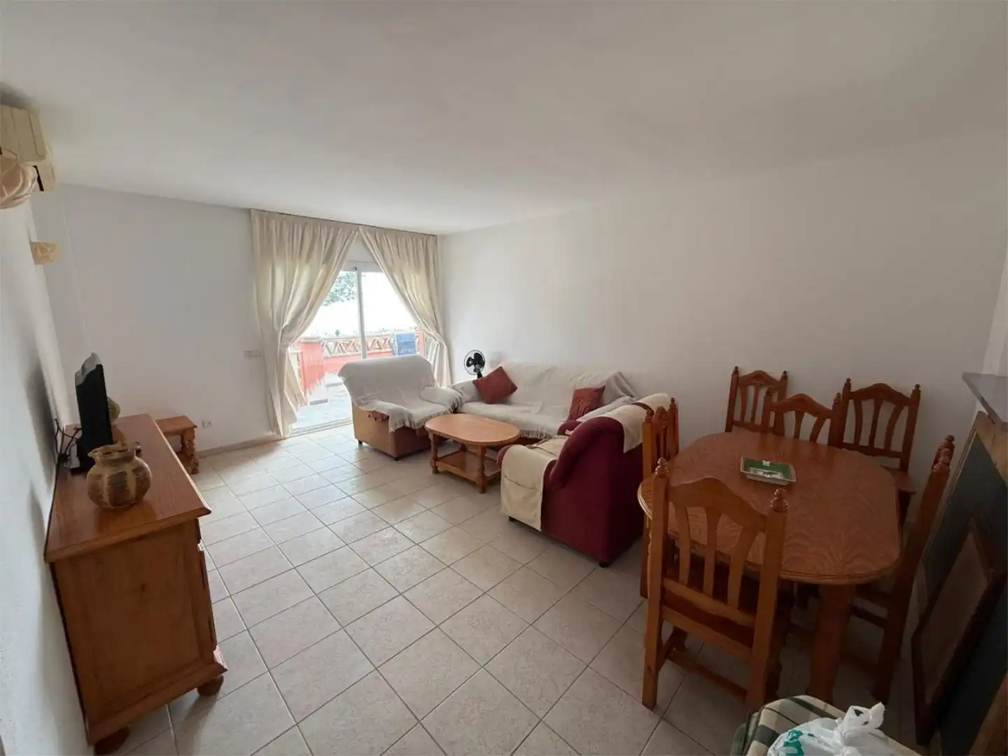 Apartament de lloguer a Calle Betula, 3, La Capellanía - El Higuerón Sala d'estar de Apartament de lloguer en Benalmádena amb Aire condicionat, Terrassa i Piscina