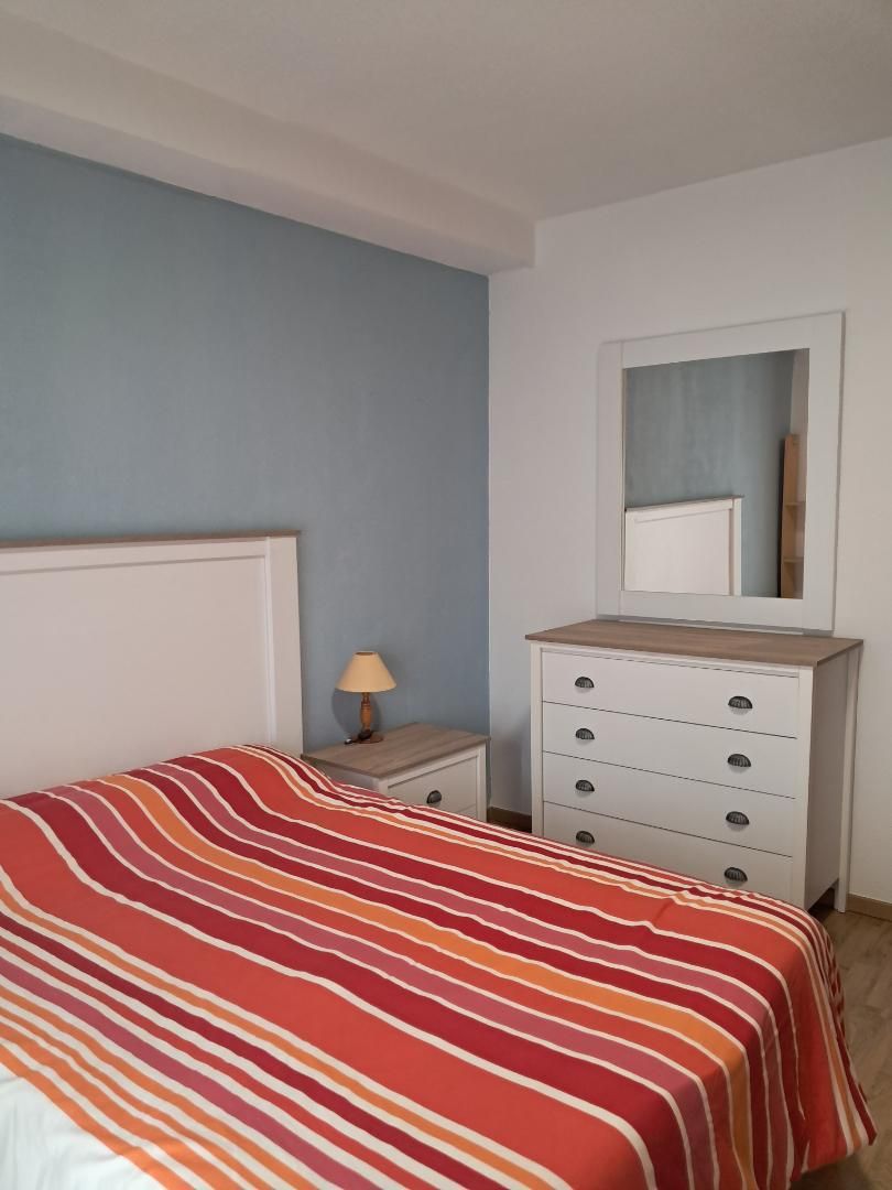 Dormitori de Apartament de lloguer en Ciudad Real Capital amb Aire condicionat, Calefacció i Jardí privat