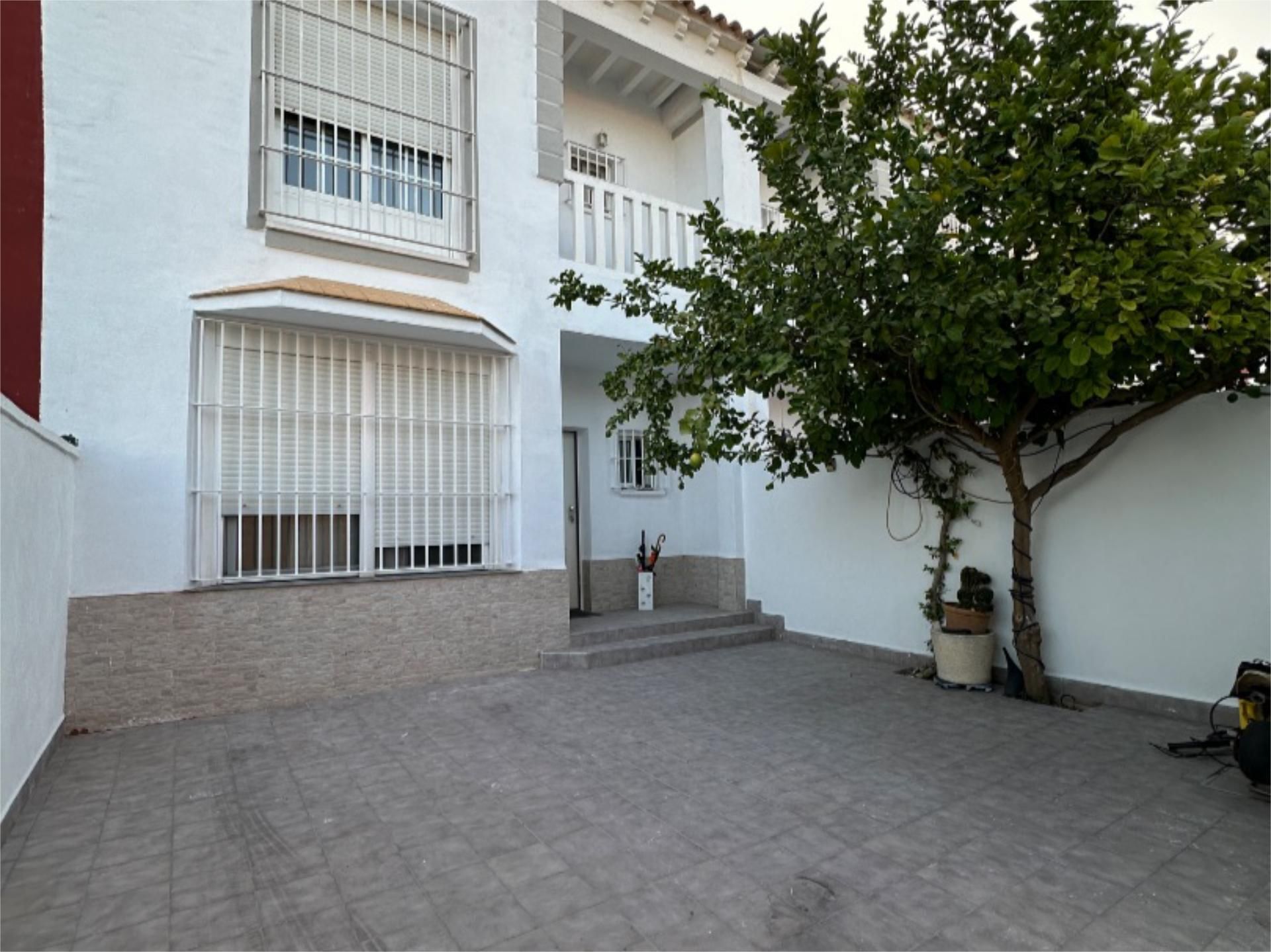 Vista exterior de Casa adosada en venda en Gerena amb Aire condicionat, Calefacció i Jardí privat