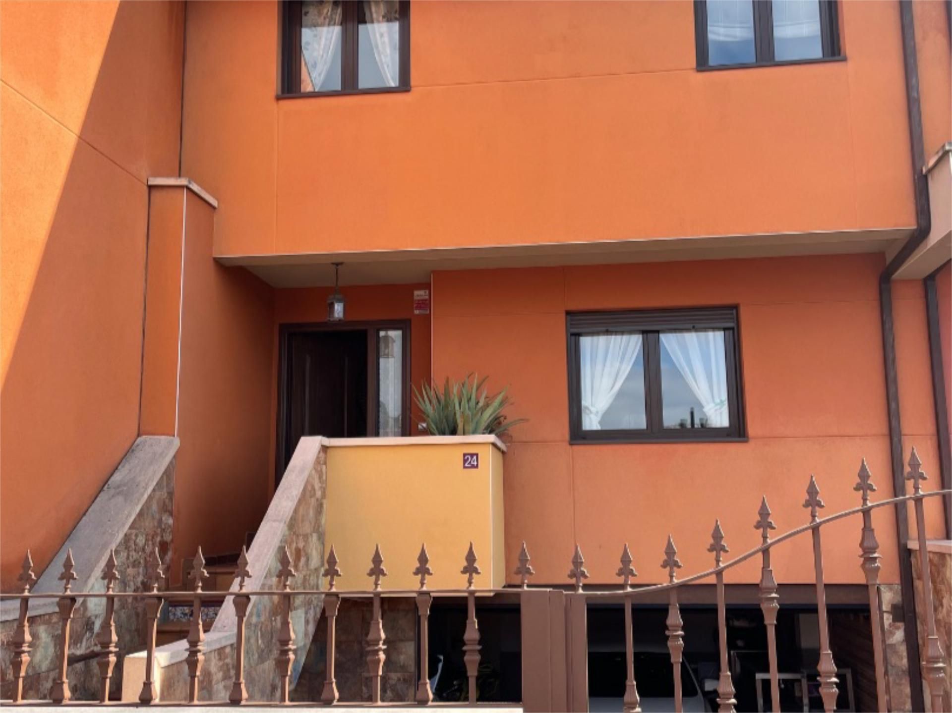 Vista exterior de Casa o xalet en venda en Langreo amb Calefacció, Jardí privat i Parquet