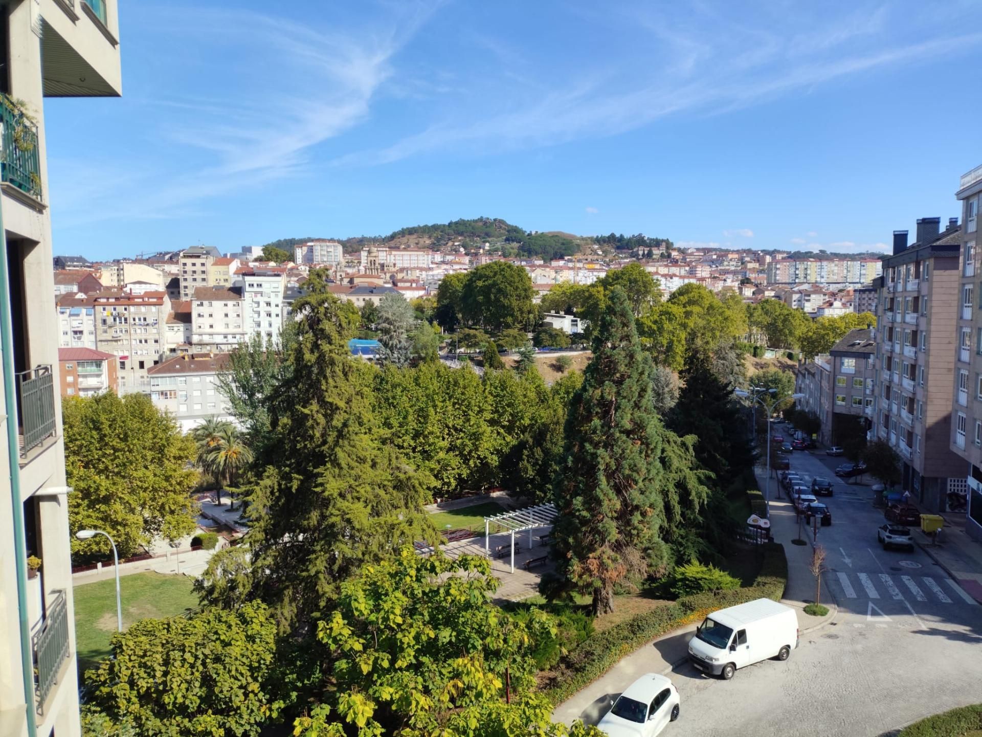 Vista exterior de Pis de lloguer en Ourense Capital  amb Calefacció, Jardí privat i Parquet