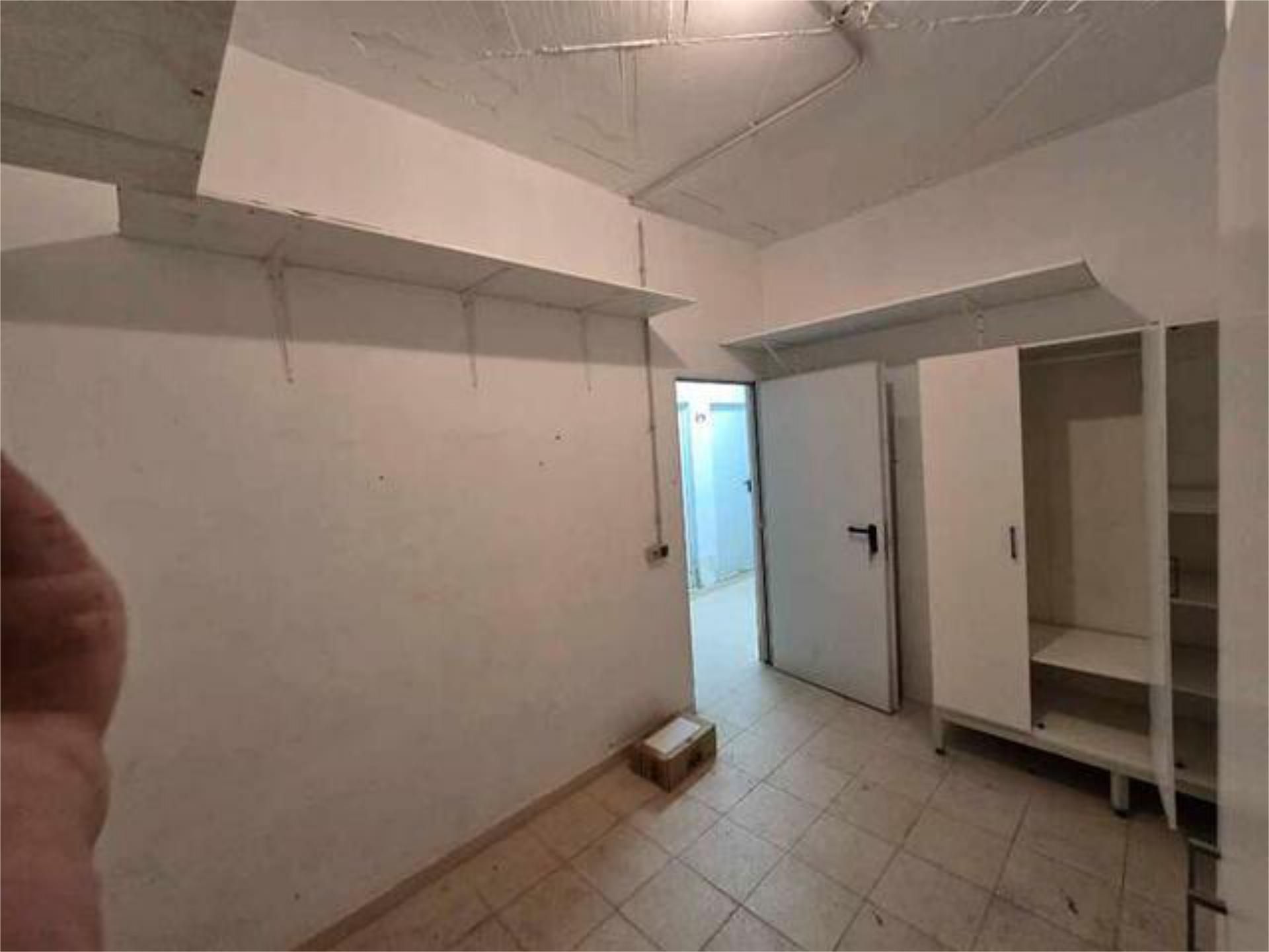 Box room to rent in Dos Hermanas