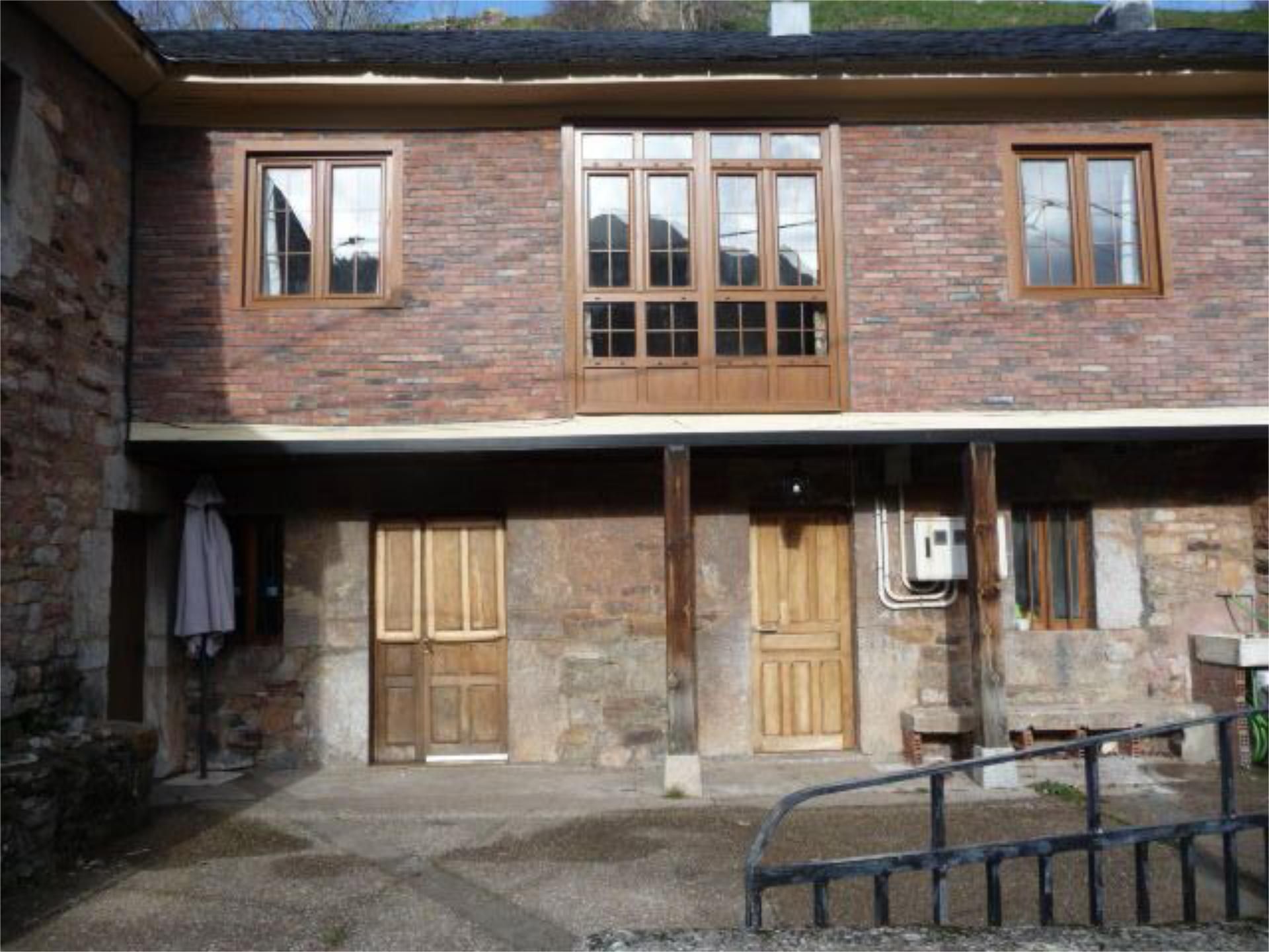 Vista exterior de Casa o xalet en venda en San Emiliano amb Calefacció, Jardí privat i Parquet