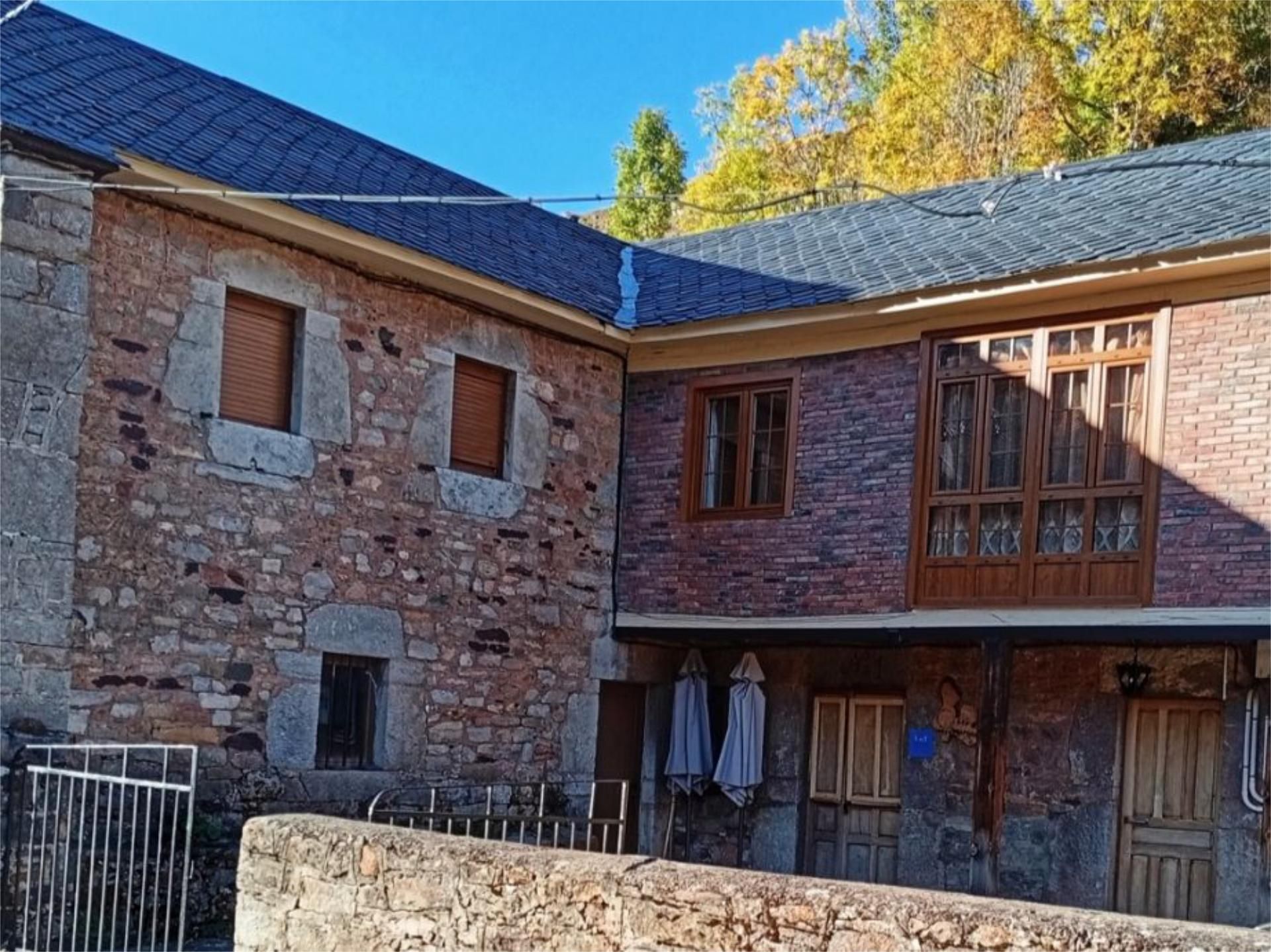 Vista exterior de Casa o xalet en venda en San Emiliano amb Calefacció, Jardí privat i Parquet