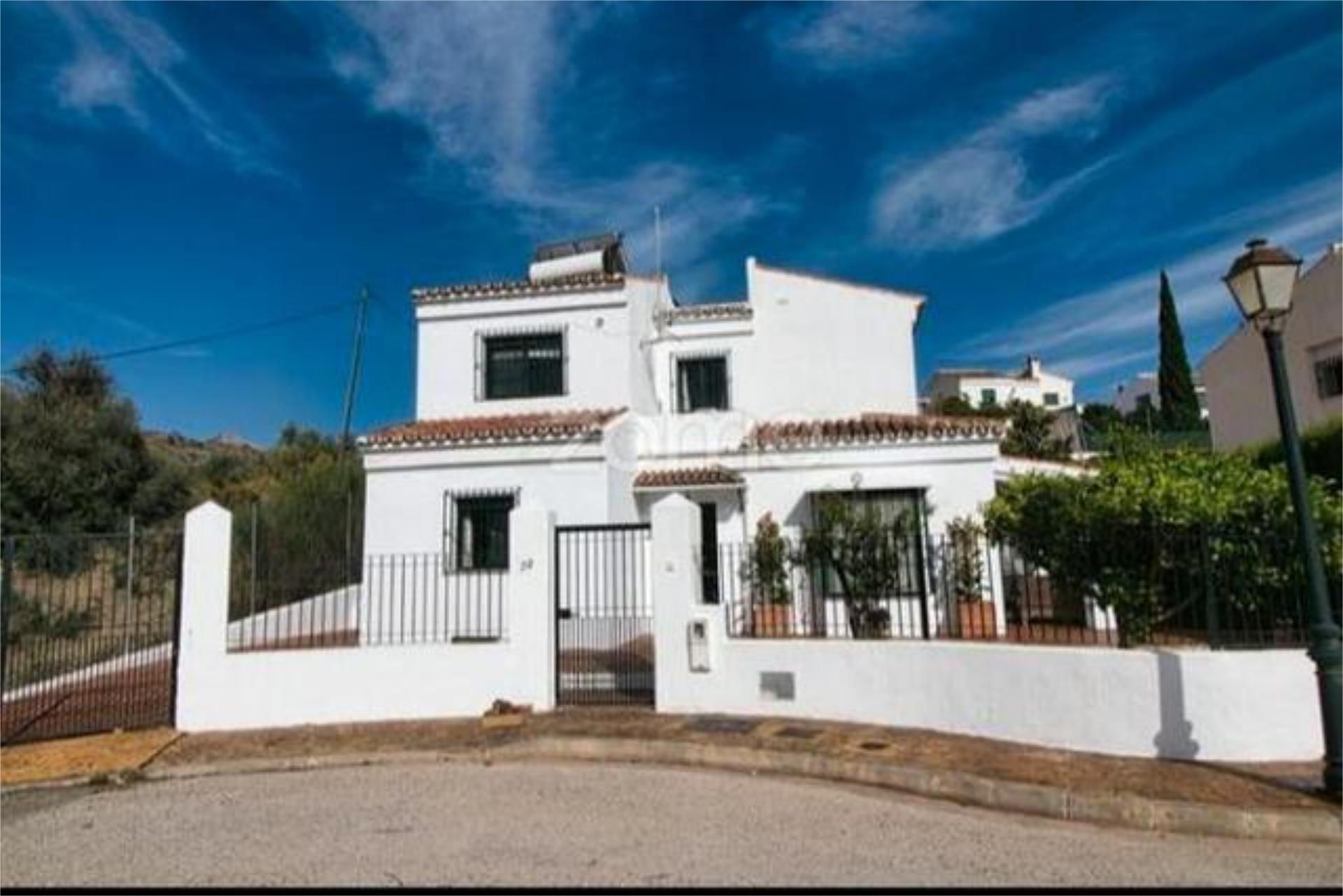 Vista exterior de Casa adosada en venda en Alcaucín amb Calefacció, Jardí privat i Piscina