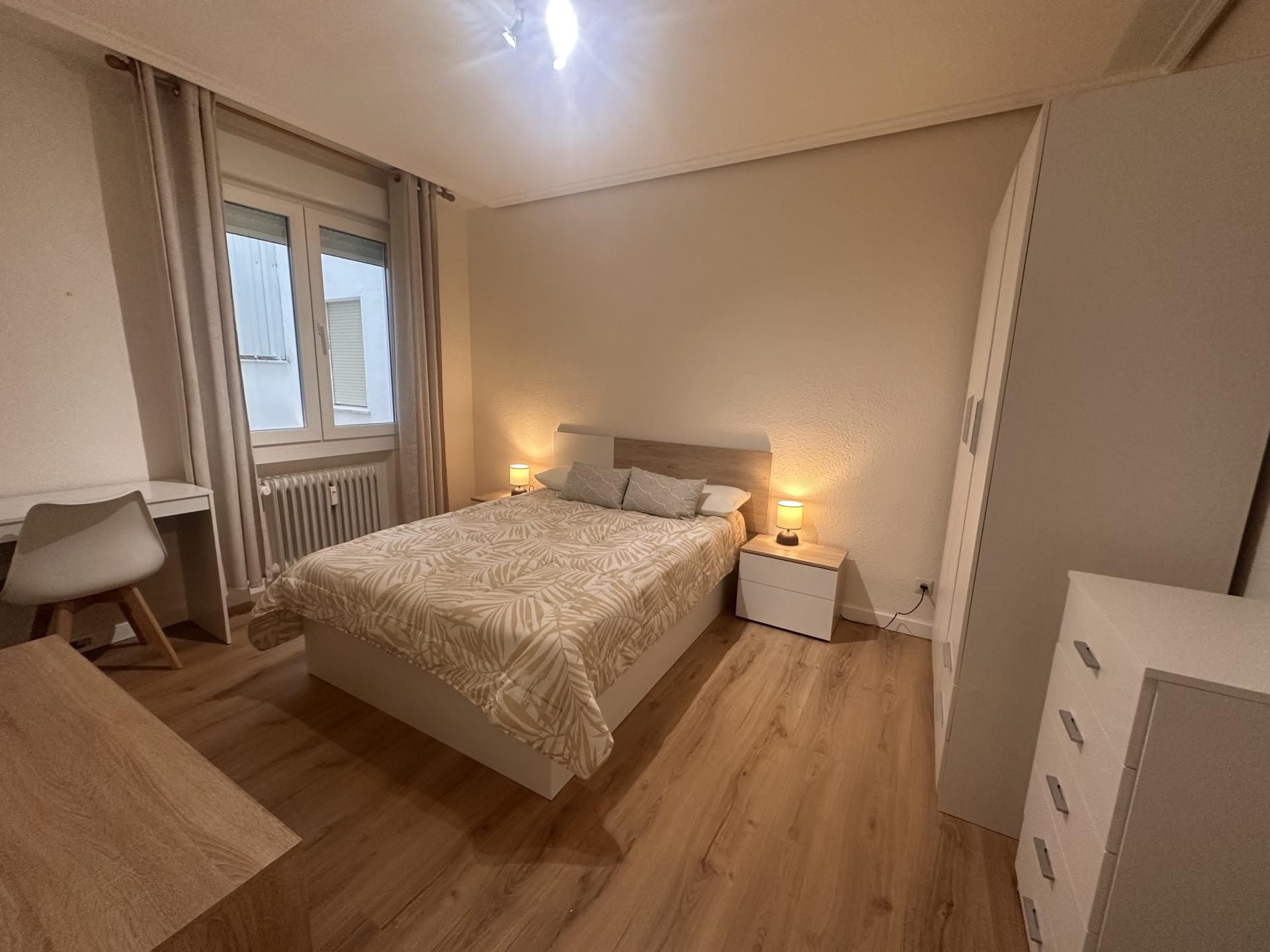 Dormitori de Pis per a compartir en  Logroño amb Calefacció, Parquet i Moblat