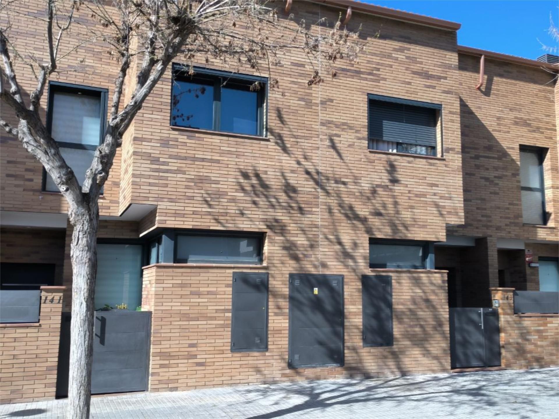 Single-family semi-detached for sale in Carrer Dels Boters, 139, Palau-solità i Plegamans Exterior view of Single-family semi-detached for sale in Palau-solità i Plegamans  with Air Conditioner and Terrace