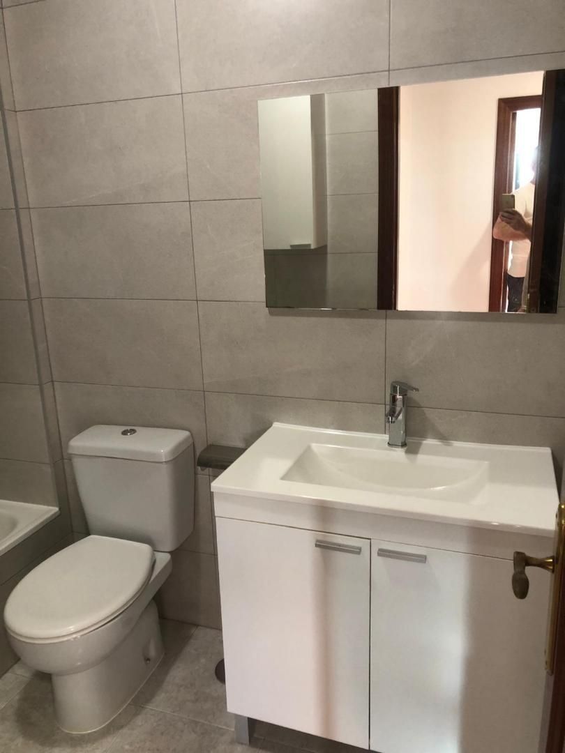 Baño de Piso de alquiler en A Coruña Capital  con Calefacción, Parquet y Amueblado
