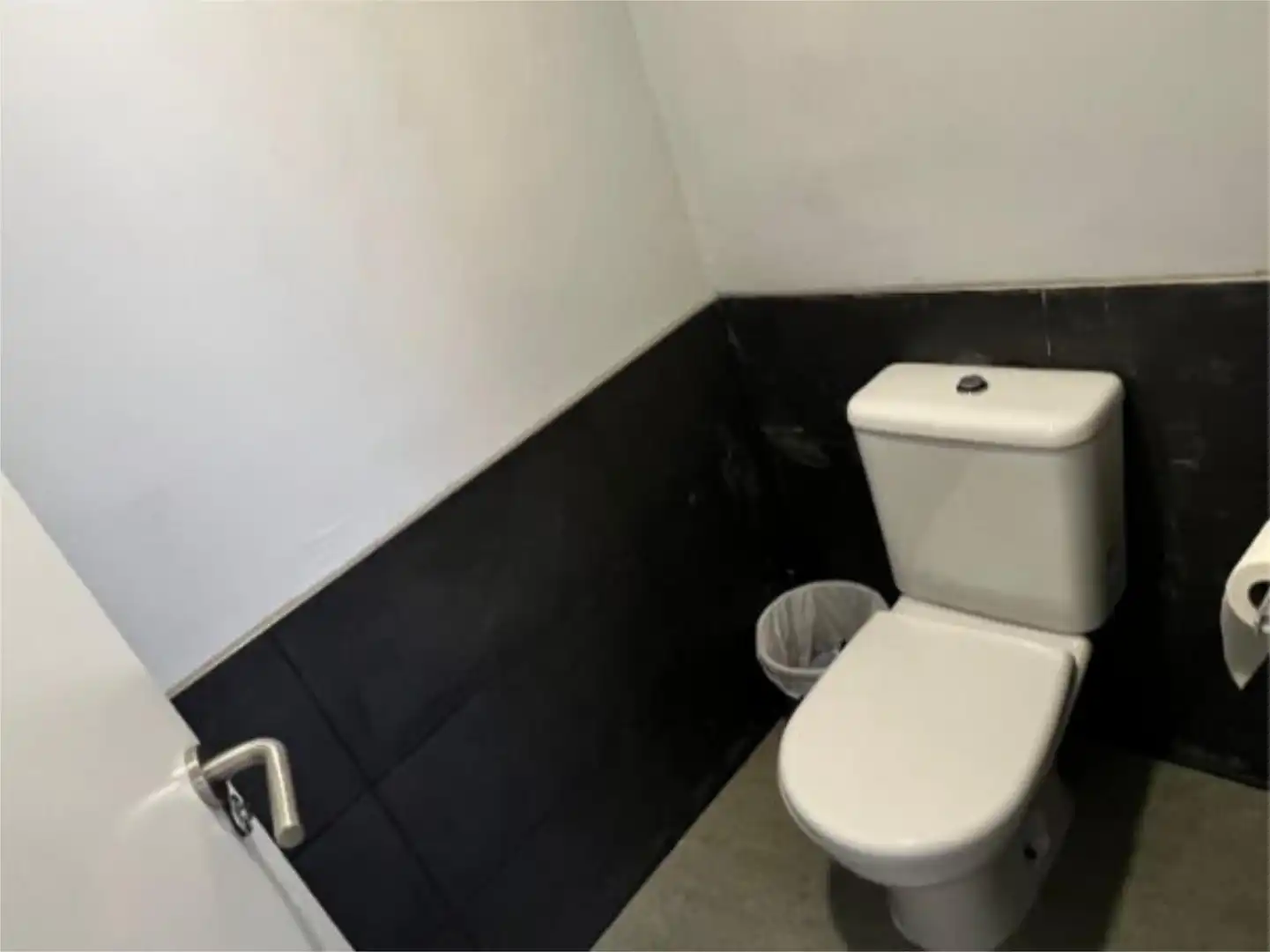 Badezimmer von Geschaftsraum zum Verkauf in Aranjuez mit Klimaanlage und Heizung