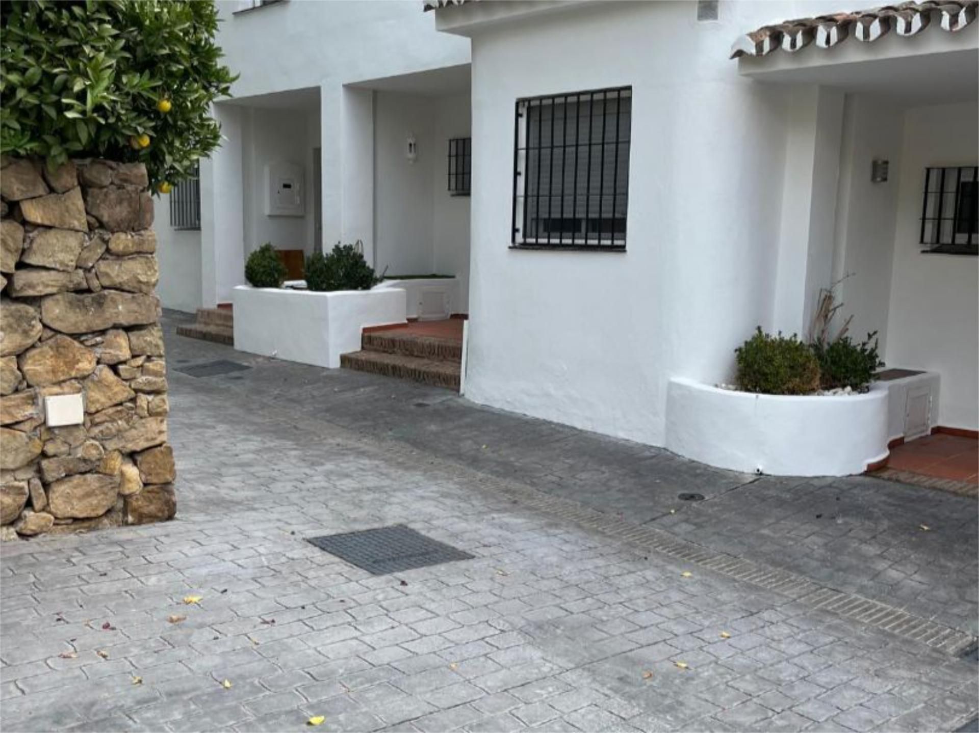Vista exterior de Casa adosada en venda en Marbella amb Aire condicionat, Calefacció i Terrassa