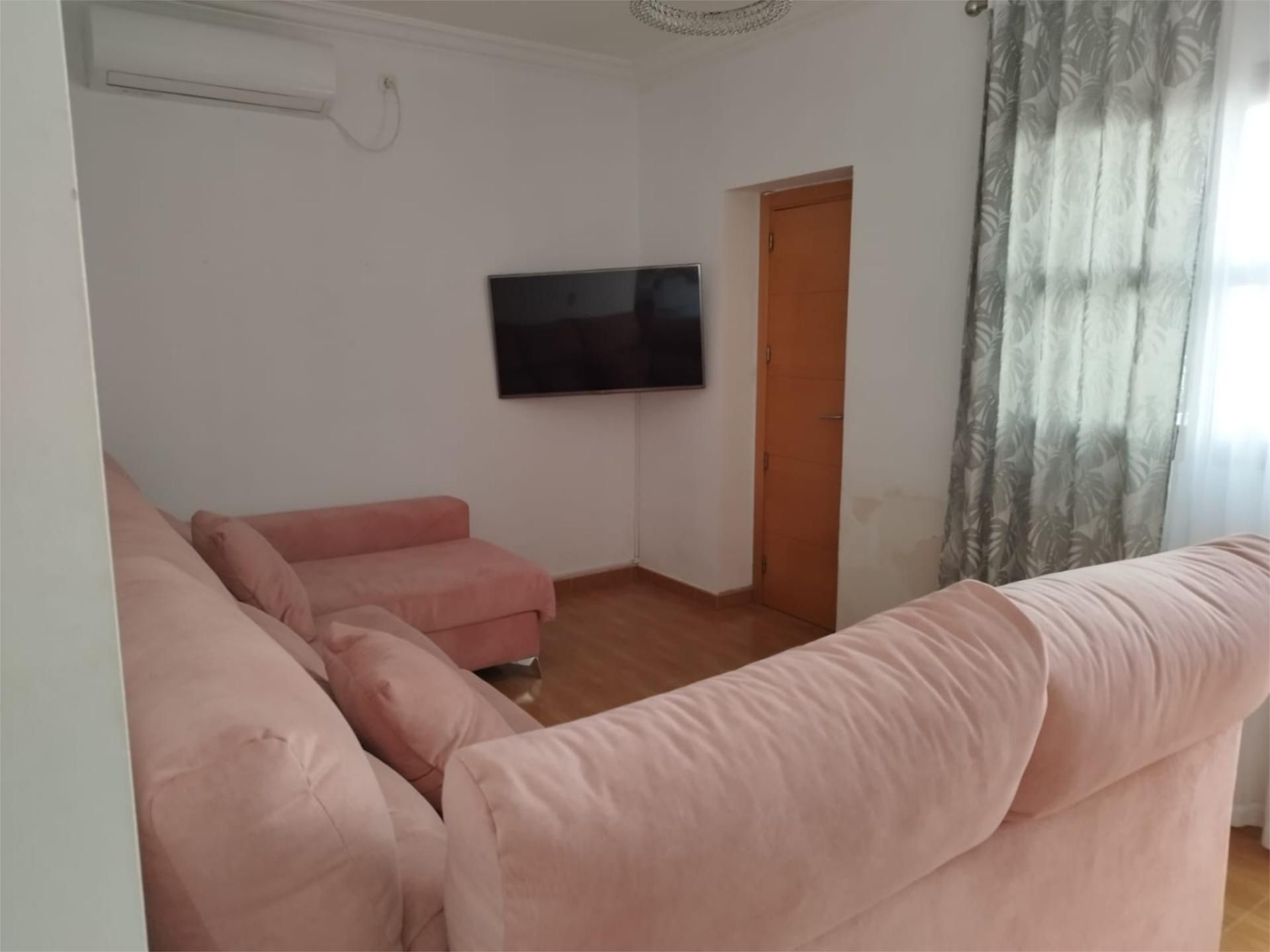 Casa adosada en venda a Calle Torremolinos, 23, Centro - Doña Mercedes Sala d'estar de Casa adosada en venda en Dos Hermanas amb Aire condicionat, Terrassa i Balcó