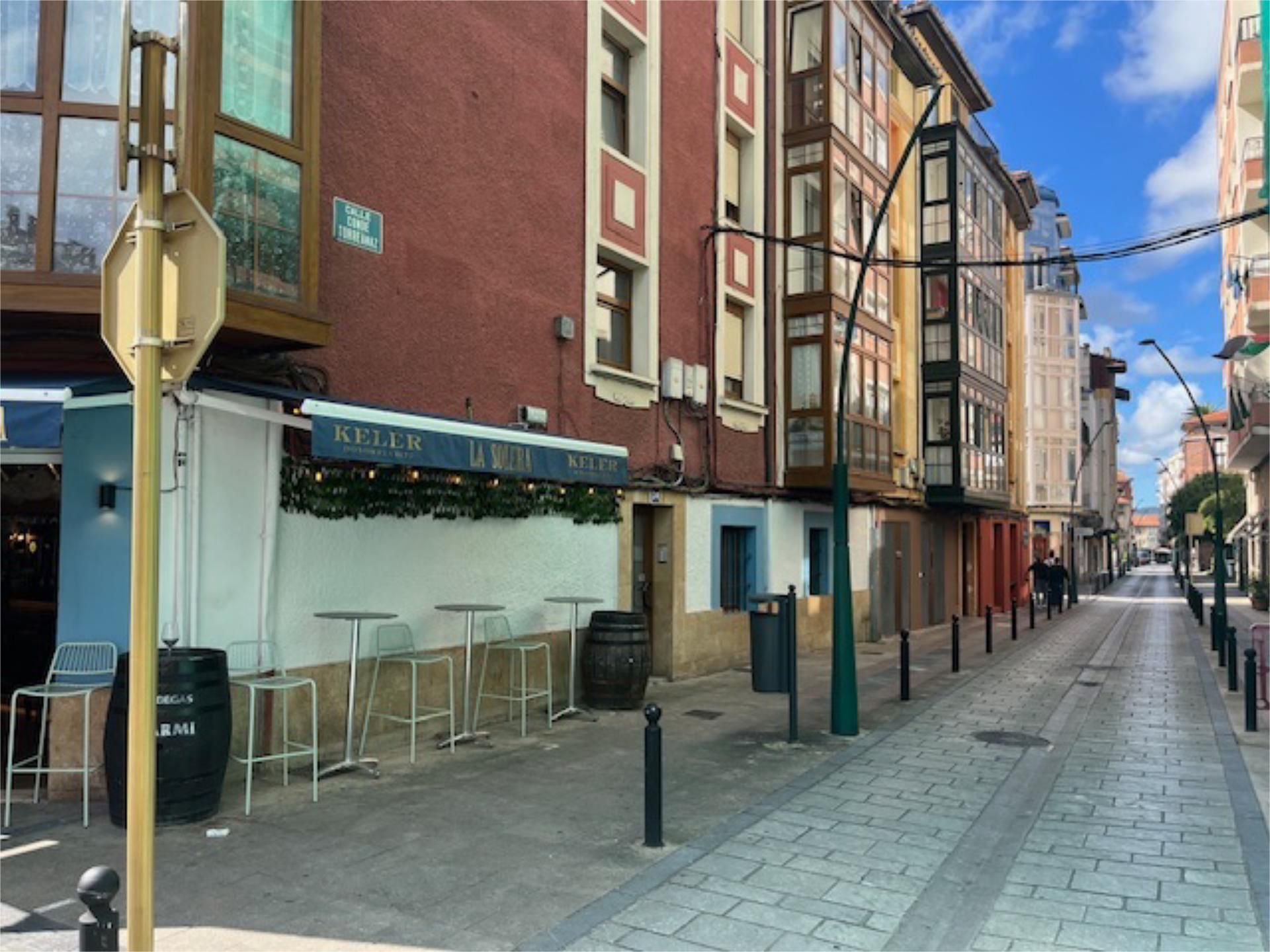 Pis en venda a Calle Conde Torreanaz, 2, Centro Vista exterior de Pis en venda en Torrelavega  amb Balcó