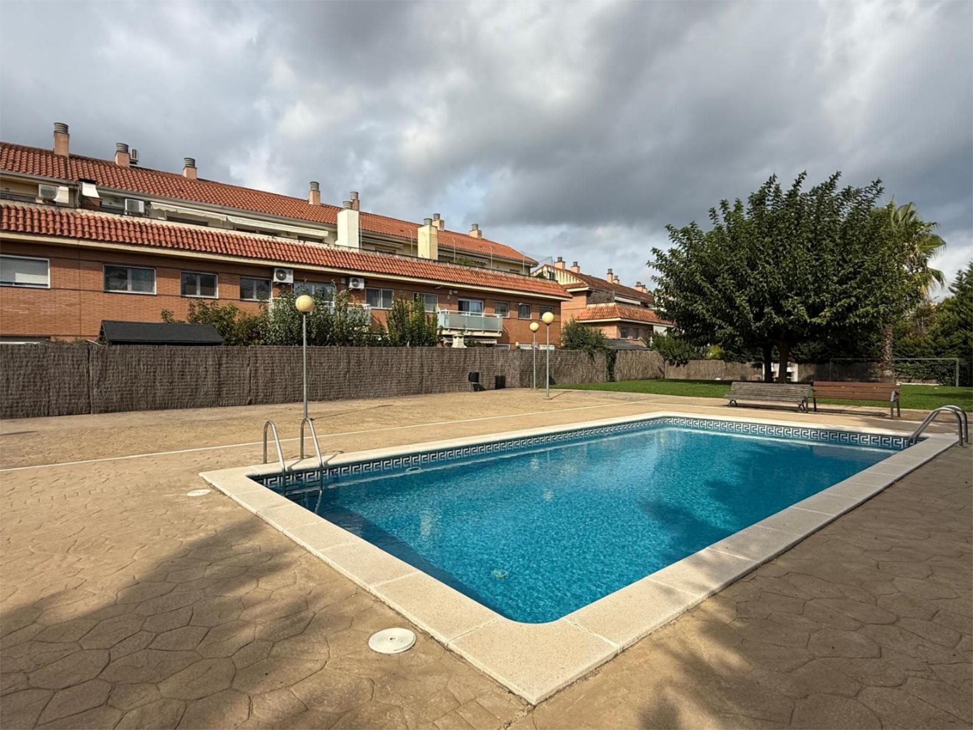 Piscina de Pis en venda en Rubí amb Aire condicionat, Calefacció i Jardí privat