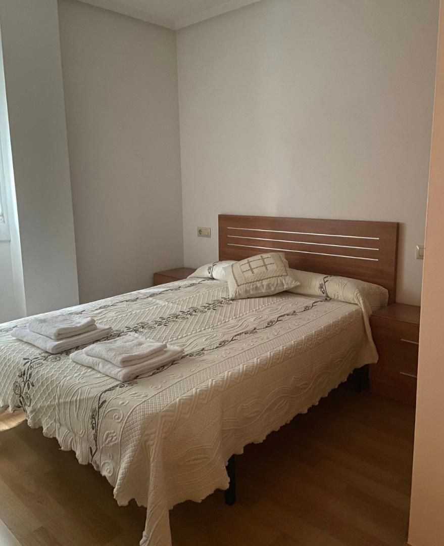 Dormitori de Pis de lloguer en Ourense Capital  amb Calefacció, Parquet i Moblat