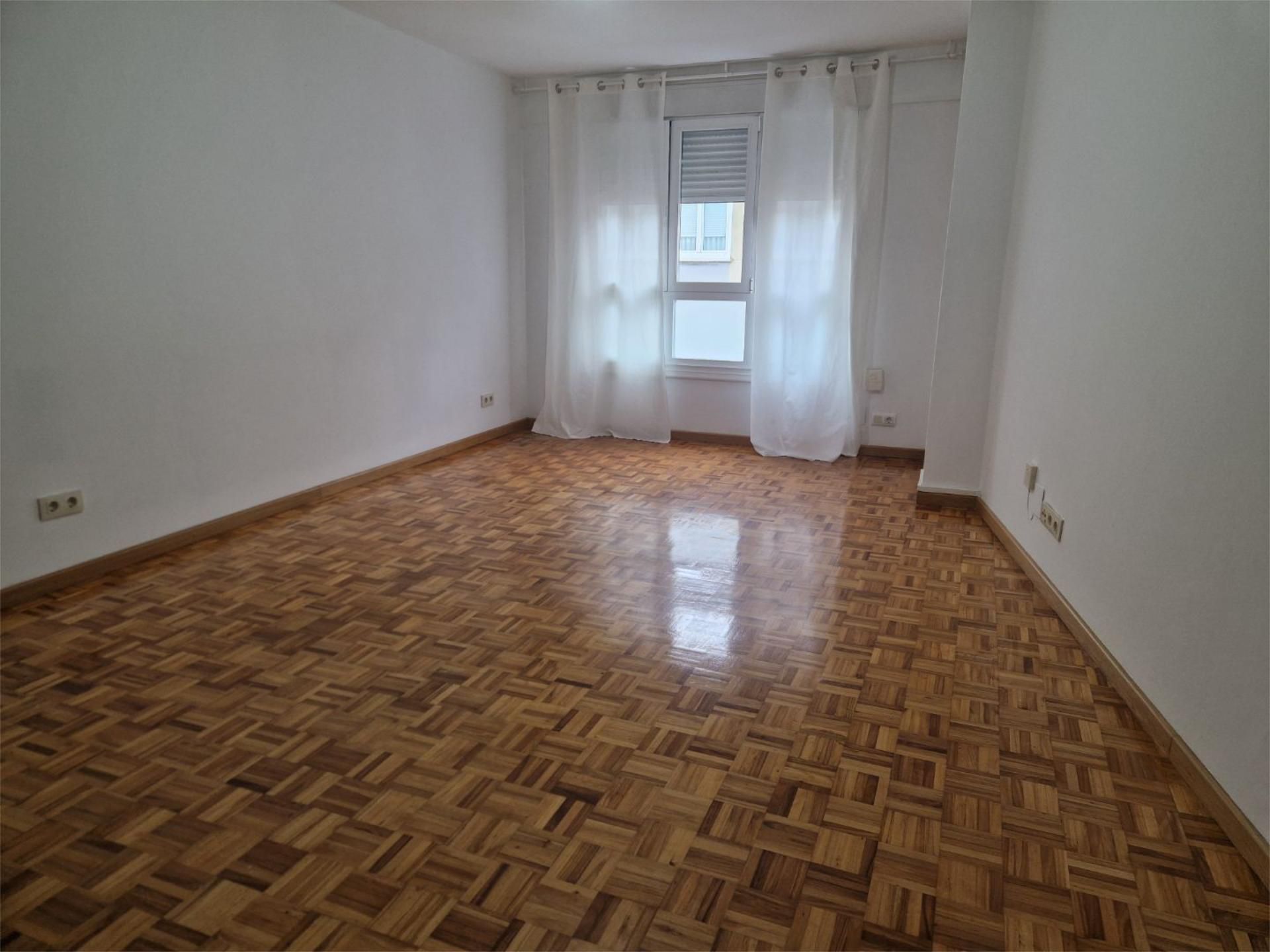 Dormitori de Pis de lloguer en A Coruña Capital  amb Parquet