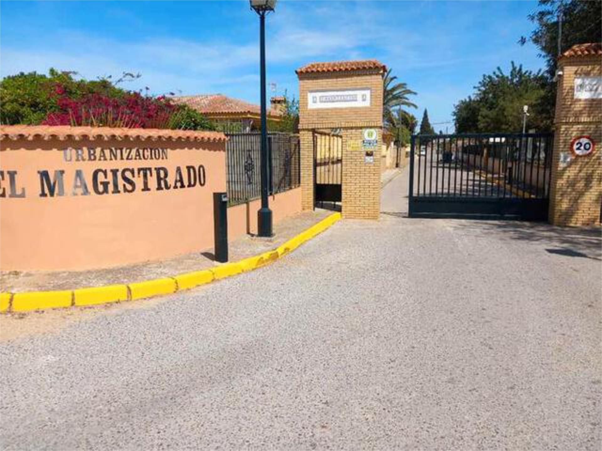 Vista exterior de Casa adosada de lloguer en Alcalá de Guadaira amb Jardí privat i Piscina