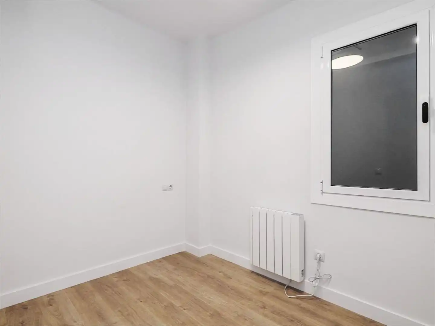 Flat for sale in Sant Josep Bedroom of Flat for sale in L'Hospitalet de Llobregat with Air Conditioner and Balcony