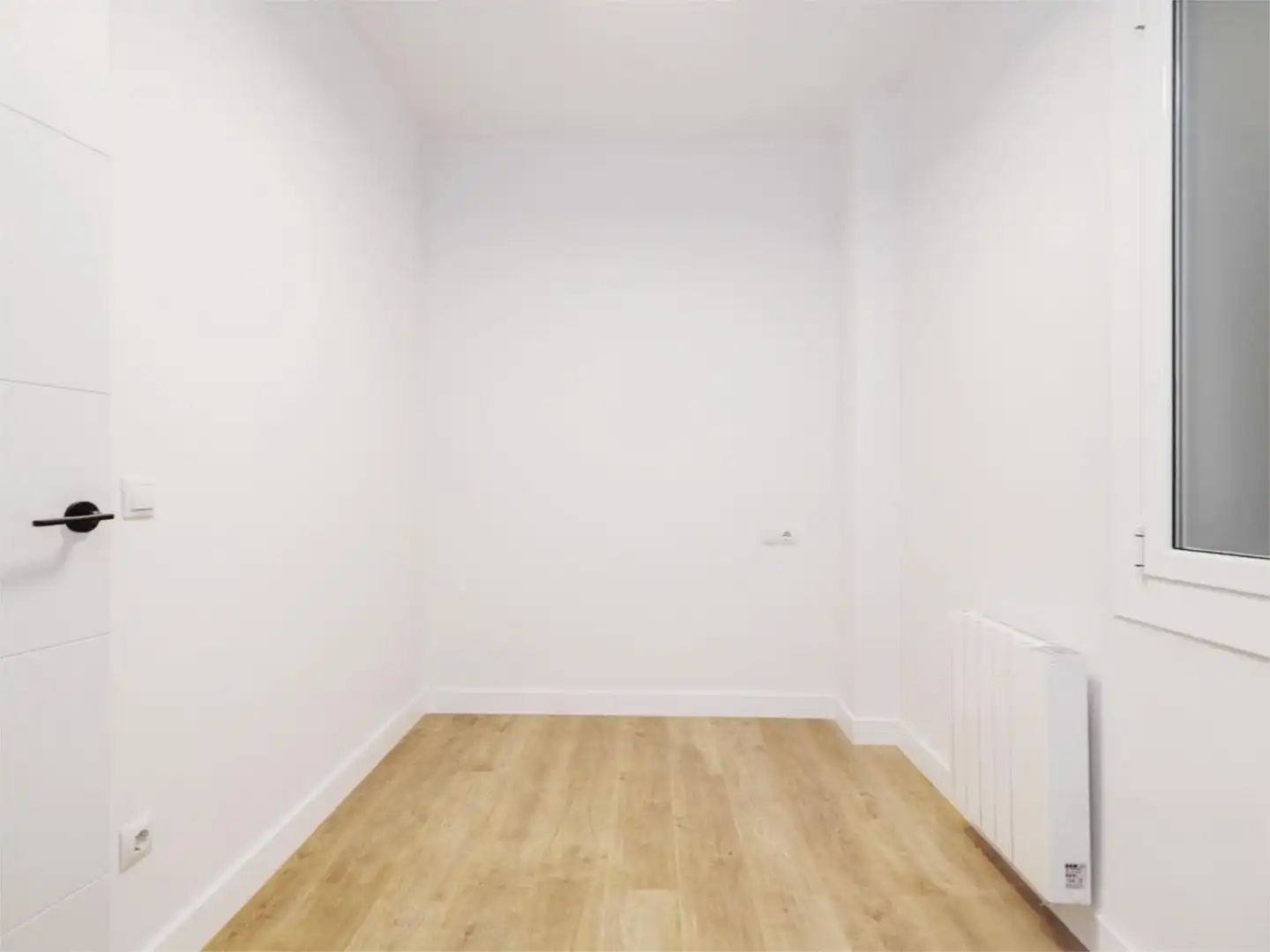 Flat for sale in Sant Josep Bedroom of Flat for sale in L'Hospitalet de Llobregat with Air Conditioner and Balcony