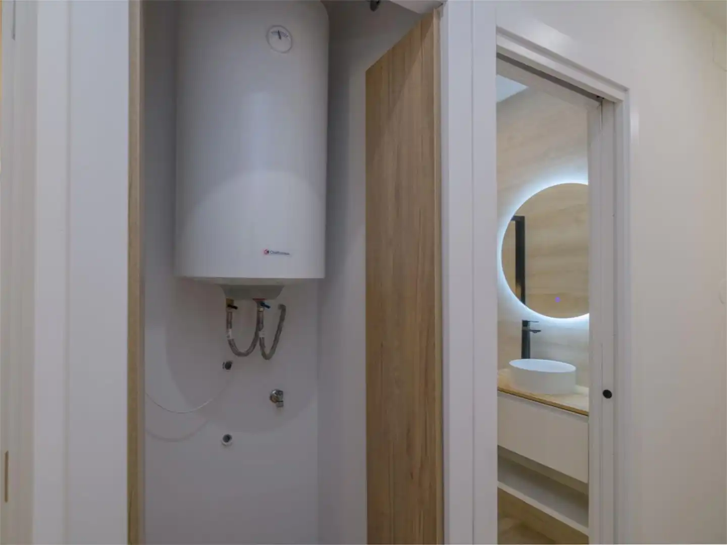 Flat for sale in Sant Josep Bathroom of Flat for sale in L'Hospitalet de Llobregat with Air Conditioner and Balcony