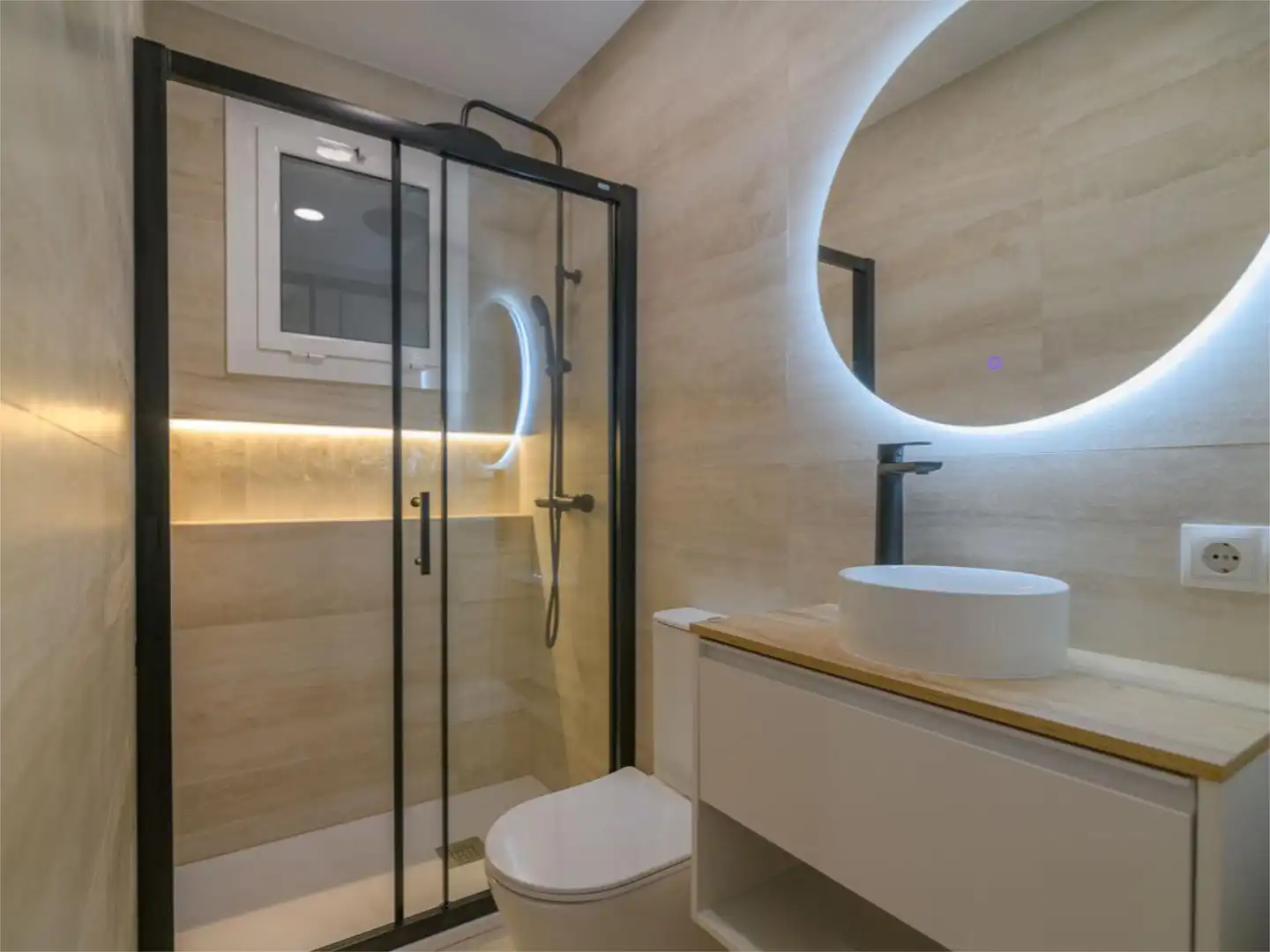 Flat for sale in Sant Josep Bathroom of Flat for sale in L'Hospitalet de Llobregat with Air Conditioner and Balcony