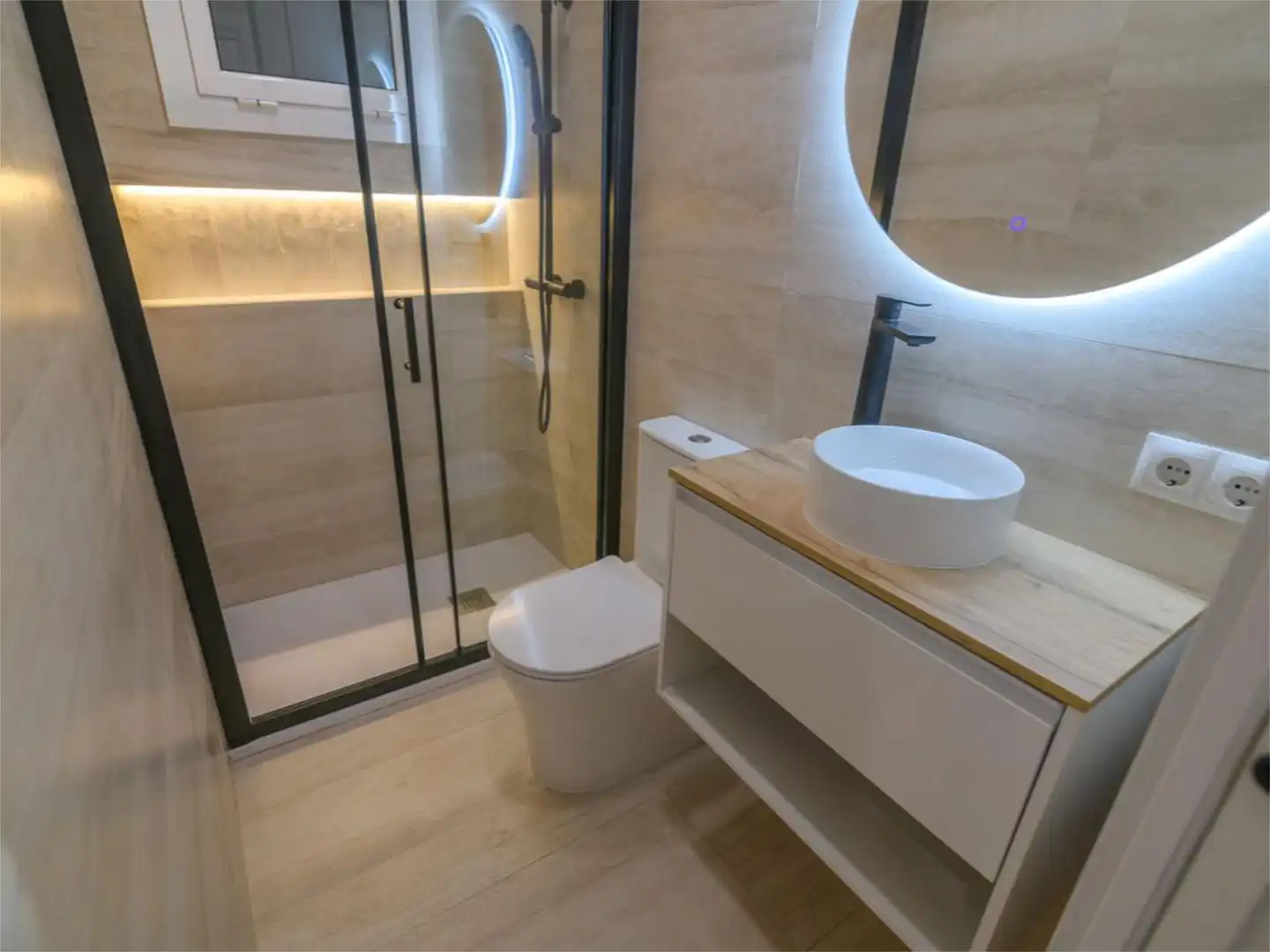 Flat for sale in Sant Josep Bathroom of Flat for sale in L'Hospitalet de Llobregat with Air Conditioner and Balcony