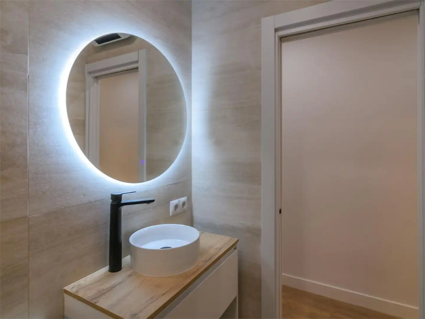 Flat for sale in Sant Josep Bathroom of Flat for sale in L'Hospitalet de Llobregat with Air Conditioner and Balcony