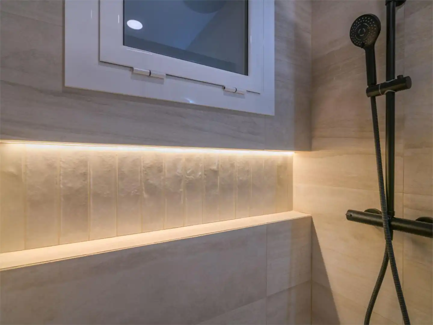 Flat for sale in Sant Josep Bathroom of Flat for sale in L'Hospitalet de Llobregat with Air Conditioner and Balcony