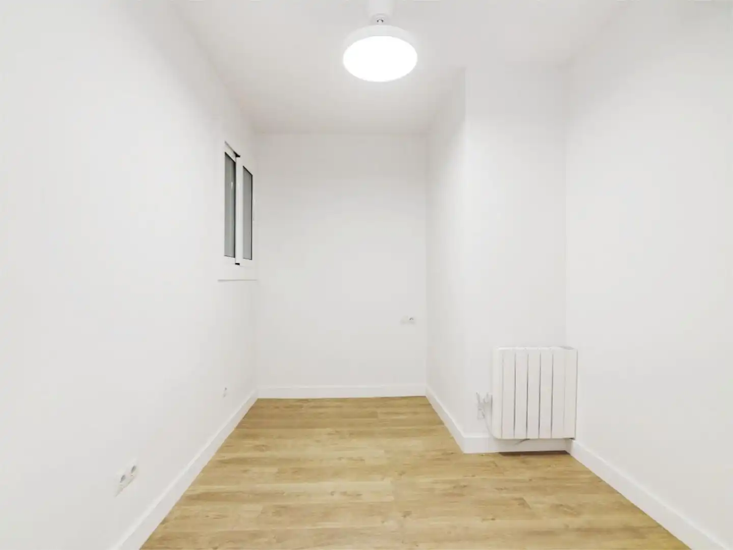 Flat for sale in Sant Josep Bedroom of Flat for sale in L'Hospitalet de Llobregat with Air Conditioner and Balcony