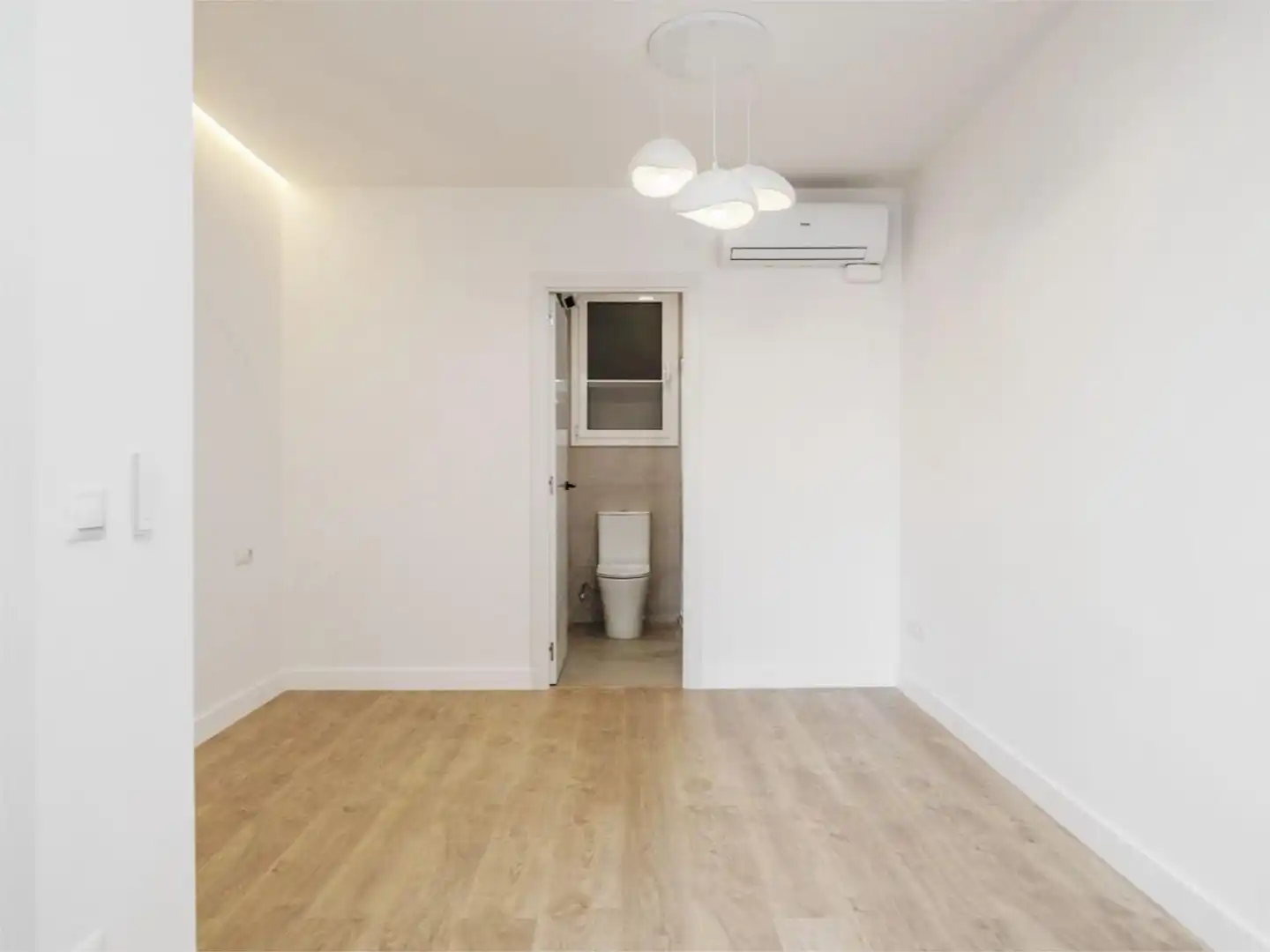 Flat for sale in Sant Josep Bedroom of Flat for sale in L'Hospitalet de Llobregat with Air Conditioner and Balcony